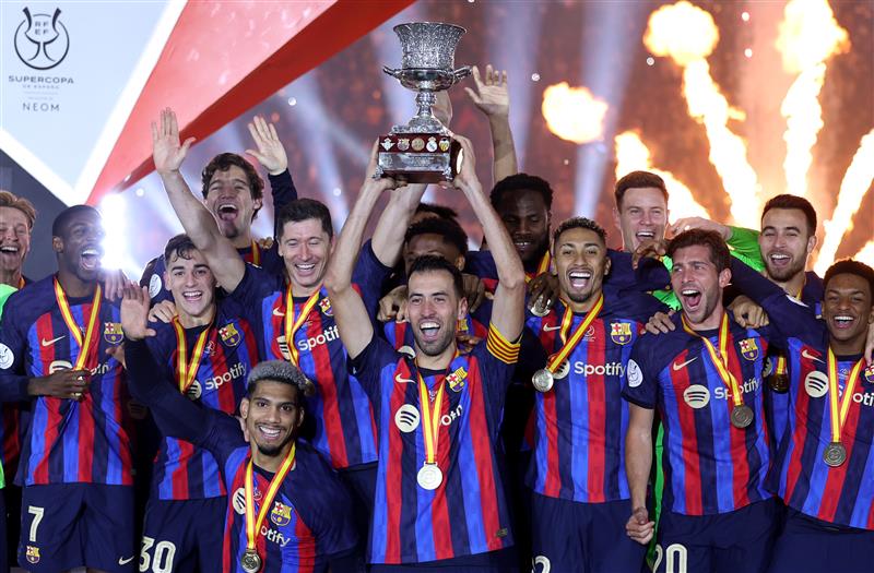 Busquets levanta la Supercopa de España tras la victoria del Barcelona ante el Real Madrid, en Arabia Saudí el 15 de enero.