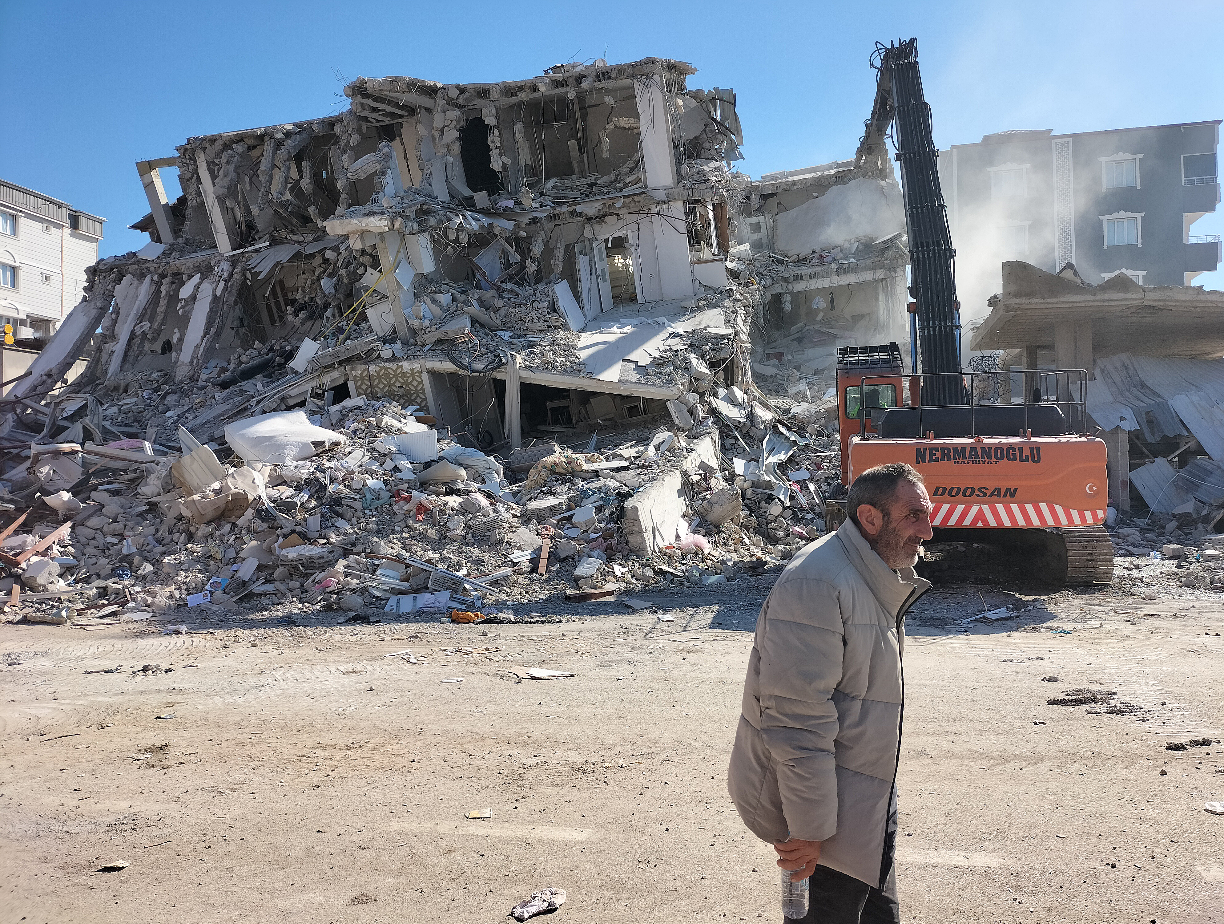 Um homem passou por um dos prédios destruídos pelo terremoto na cidade turca de Islahiye na quinta-feira.
