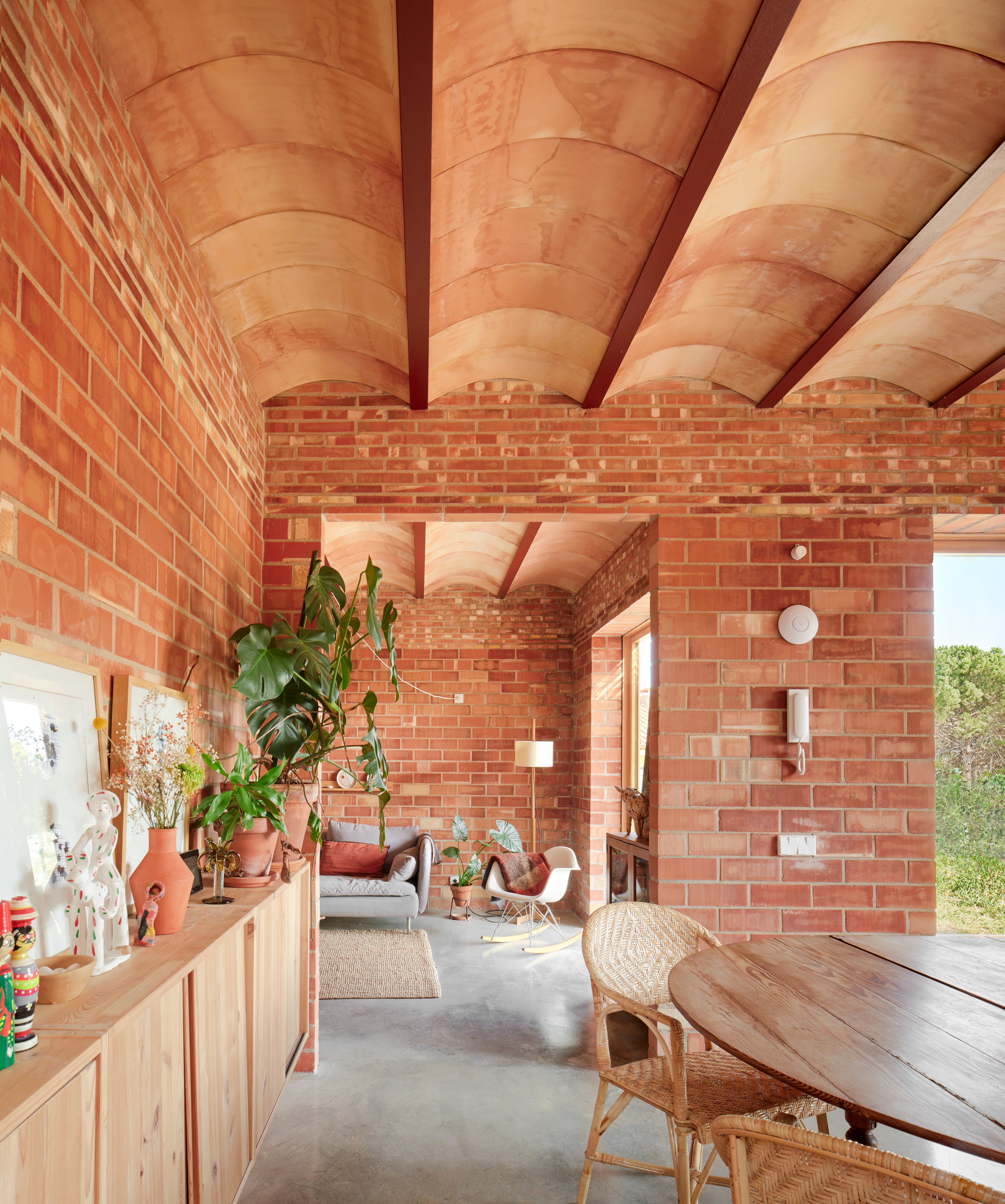 Un refugio climático en Barcelona: así es la casa de 26.000 ladrillos que  evita el frío y el calor sin ninguna climatización | ICON Design | EL PAÍS, image size:6559x7860