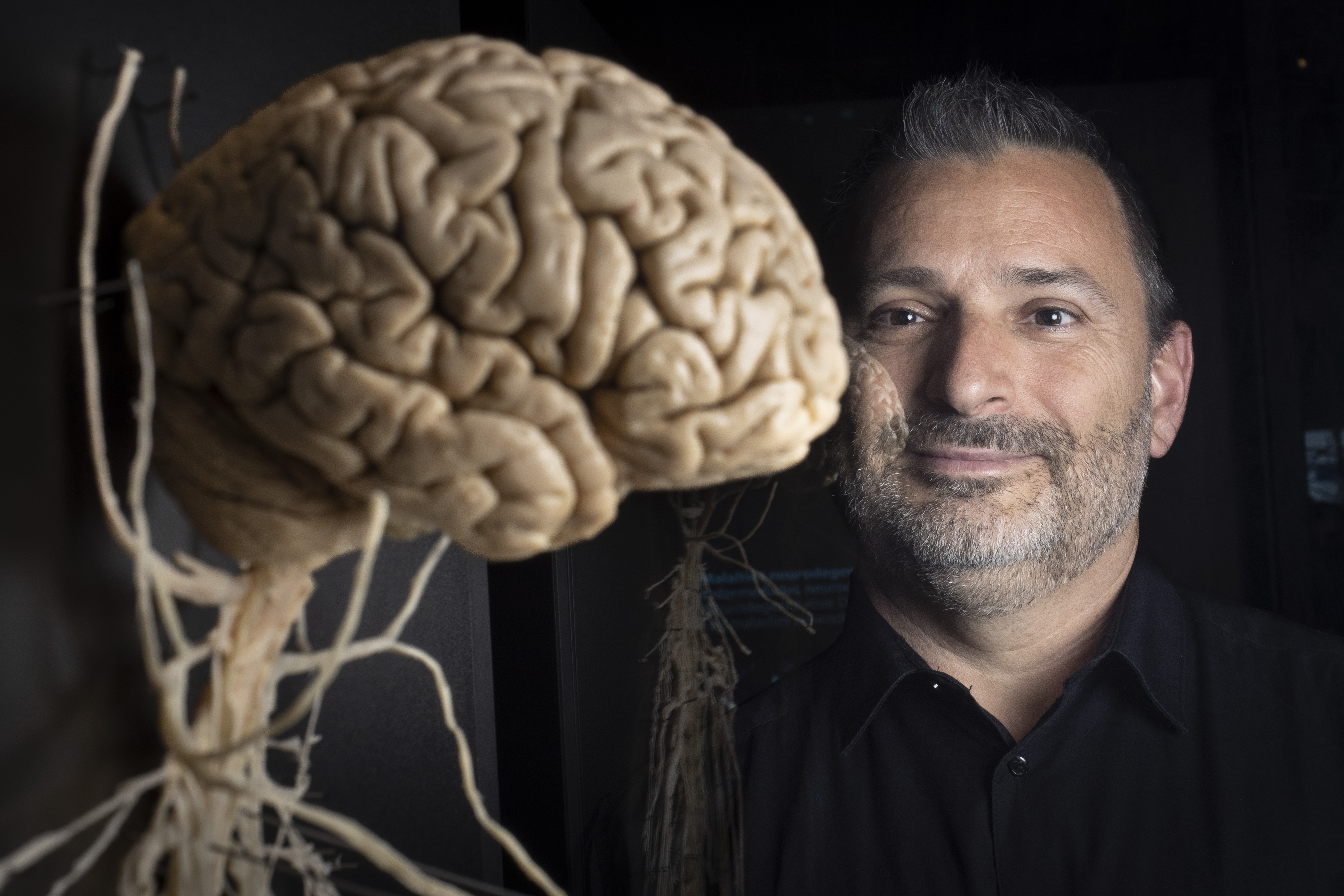 El psicólogo Marcos Nadal, ante una escultura de un cerebro en el Museo de la Ciencia Cosmocaixa de Barcelona.