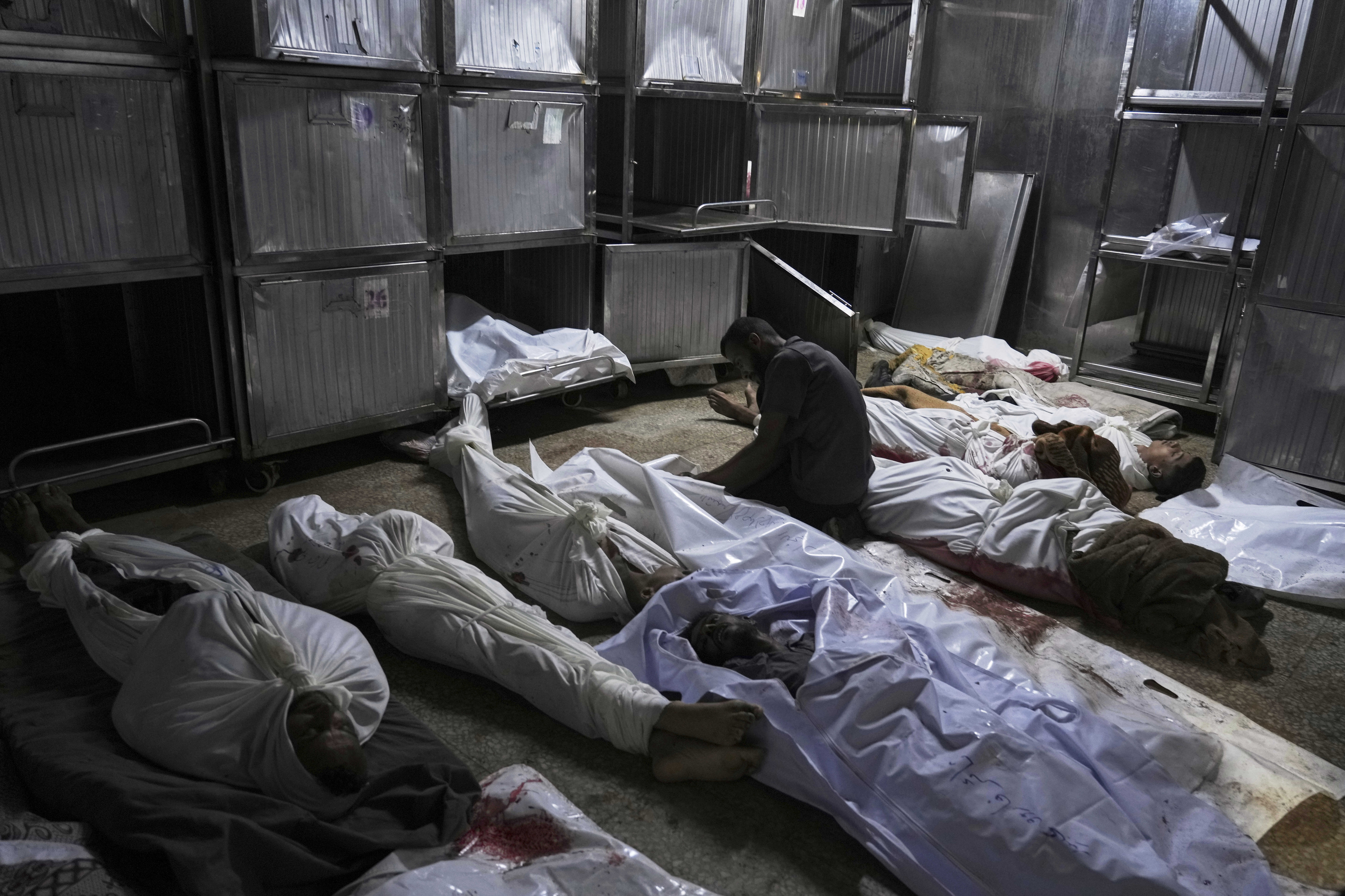 Decenas de muertos en la morgue del hospital Al Shifa en ciudad de Gaza, este martes.