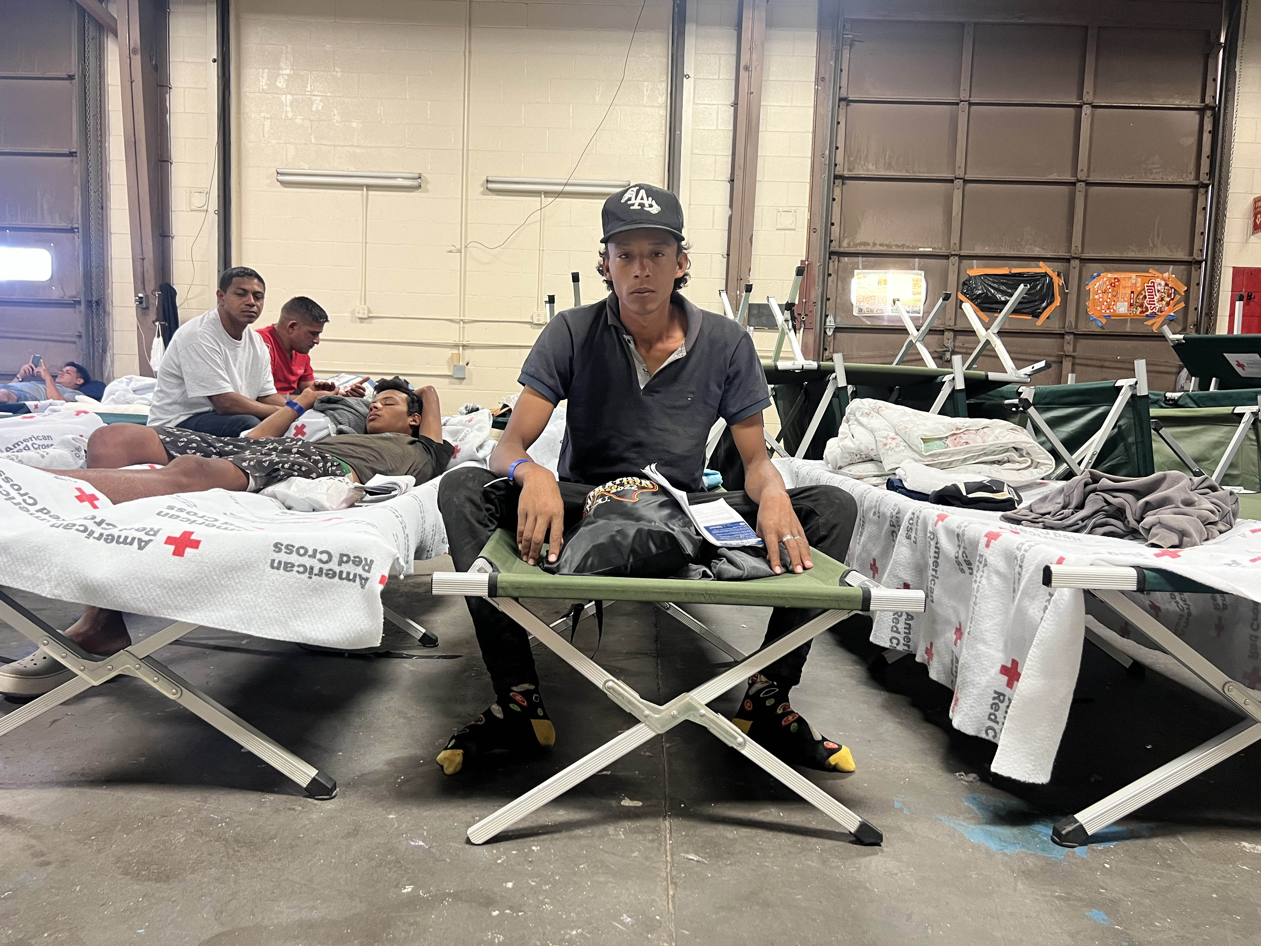 Luis David Marcano, com seu irmão Bernardo Enrique, deitado à sua direita, em um abrigo para migrantes de El Paso na quarta-feira.