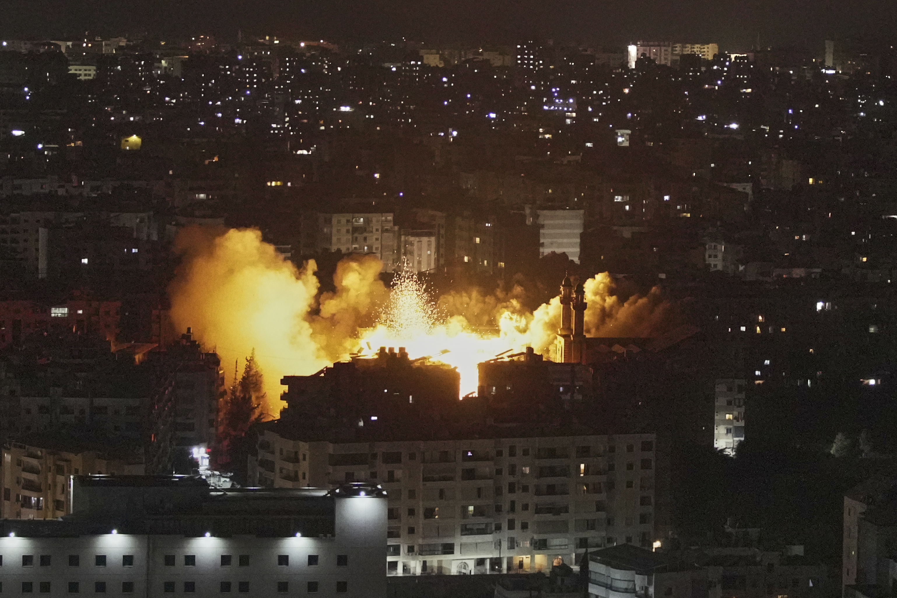 Un bombardeo israelí en Dahie, en el sur de Beirut, este jueves.