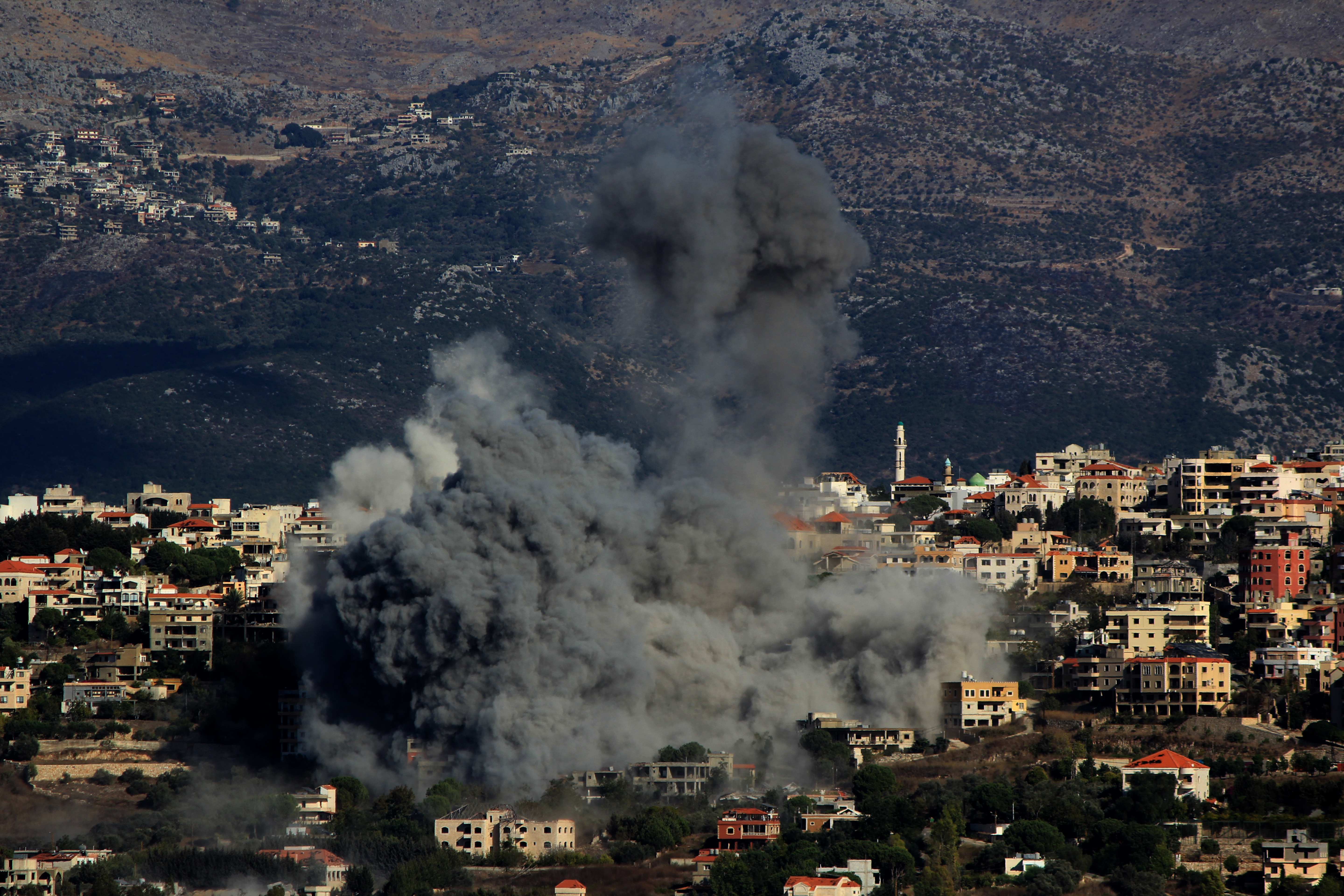 Una nube de humo sobre la localidad de Kfarkela, al sur de Líbano, tras un bombardeo israelí este 2 de octubre