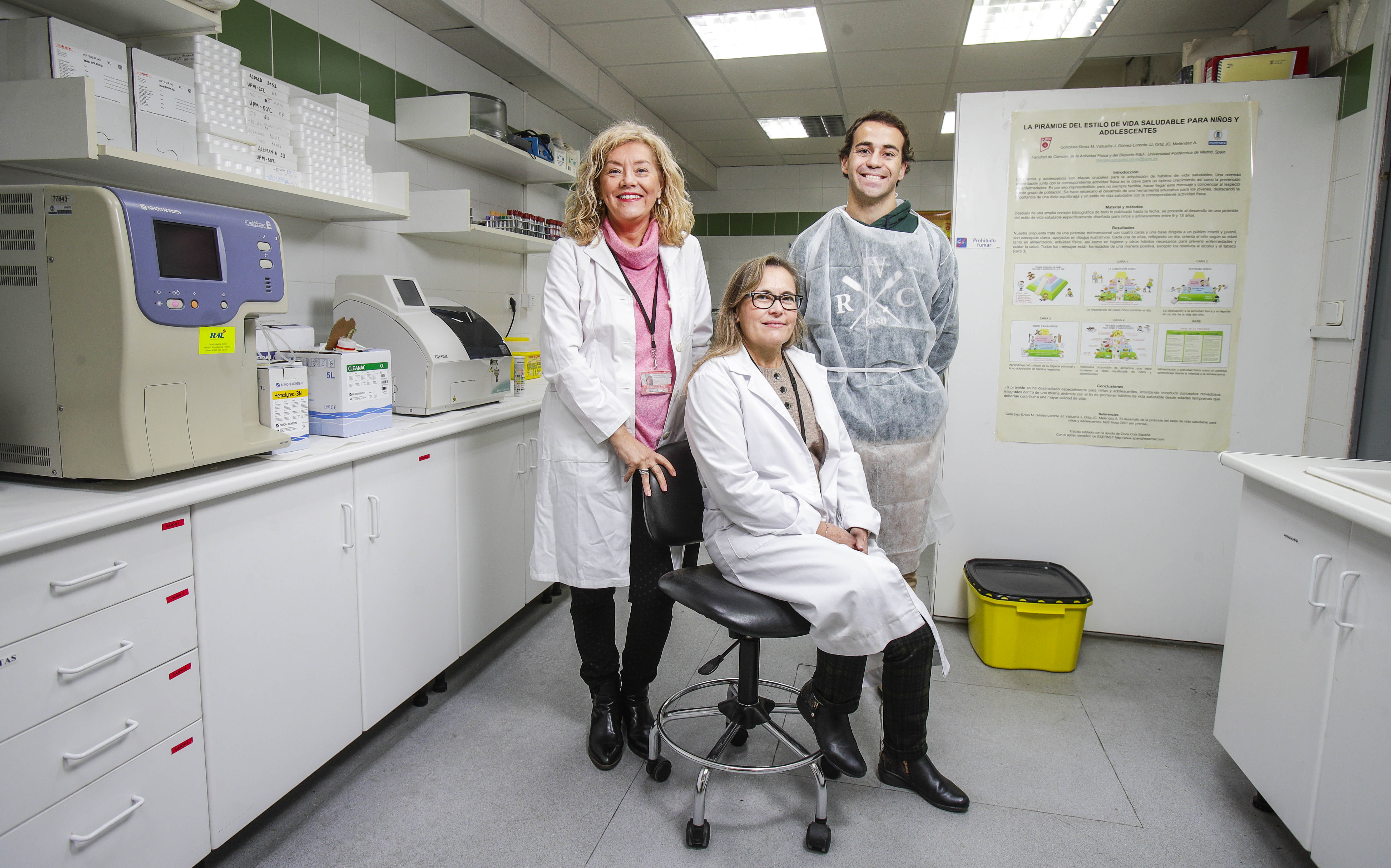 De pie, Marcela González Gross, directora del ensayo clínico, y Jaime López-Seoane Puente, responsable del contacto con los voluntarios participantes en el ensayo. Sentada, Margarita Pérez Ruiz, directora del laboratorio de Bioquímica de la Facultad de Ciencias de la Actividad Física y el Deporte de la Universidad Politécnica de Madrid.