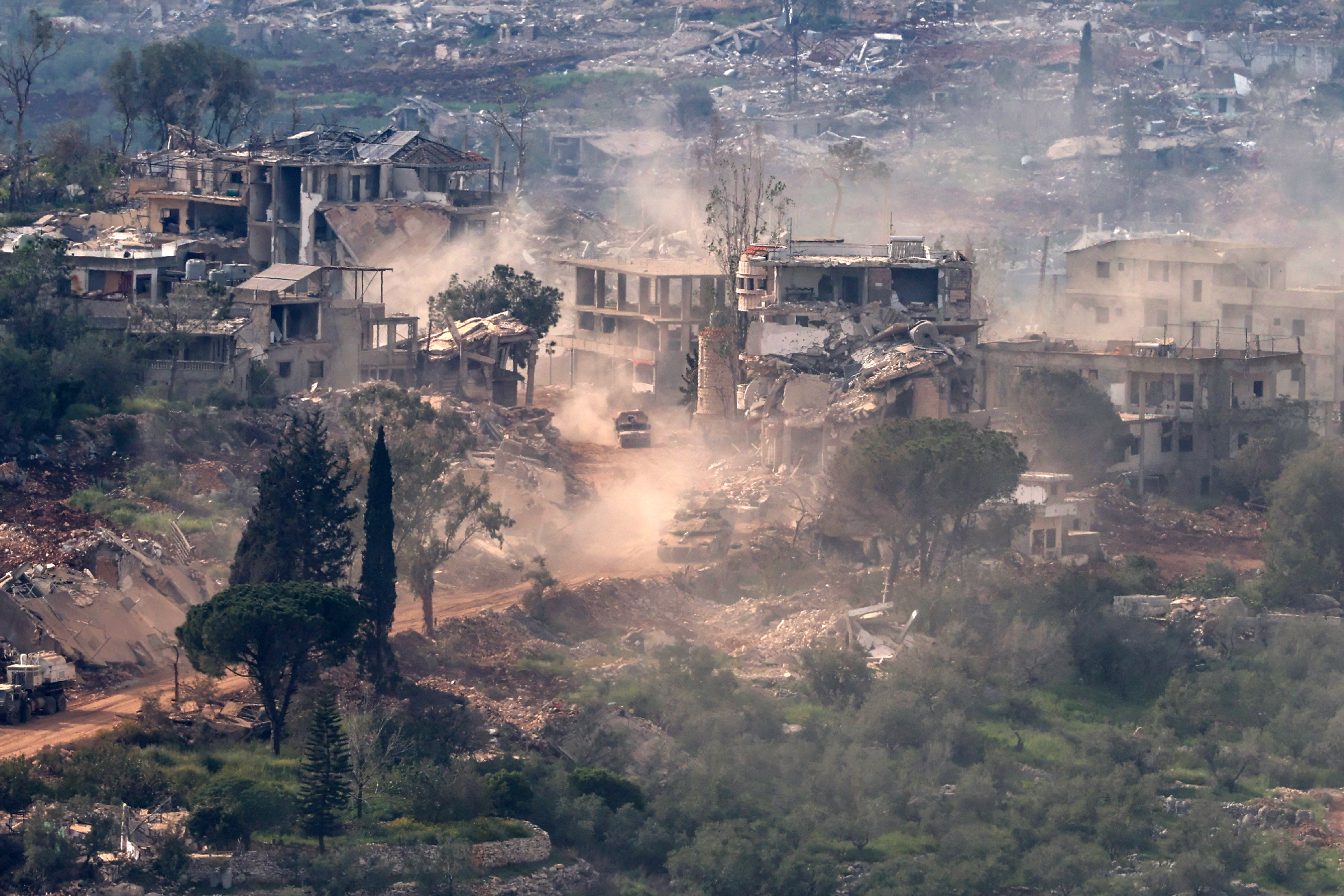 Misqav Am (Israel), 25/04/2026.- Israeli military vehicles maneuver on the Lebanese side of the border, as seen from the Upper Galilee in northern Israel, 25 April 2026, amid a ceasefire between Israel and Lebanon. (Líbano) EFE/EPA/ATEF SAFADI
