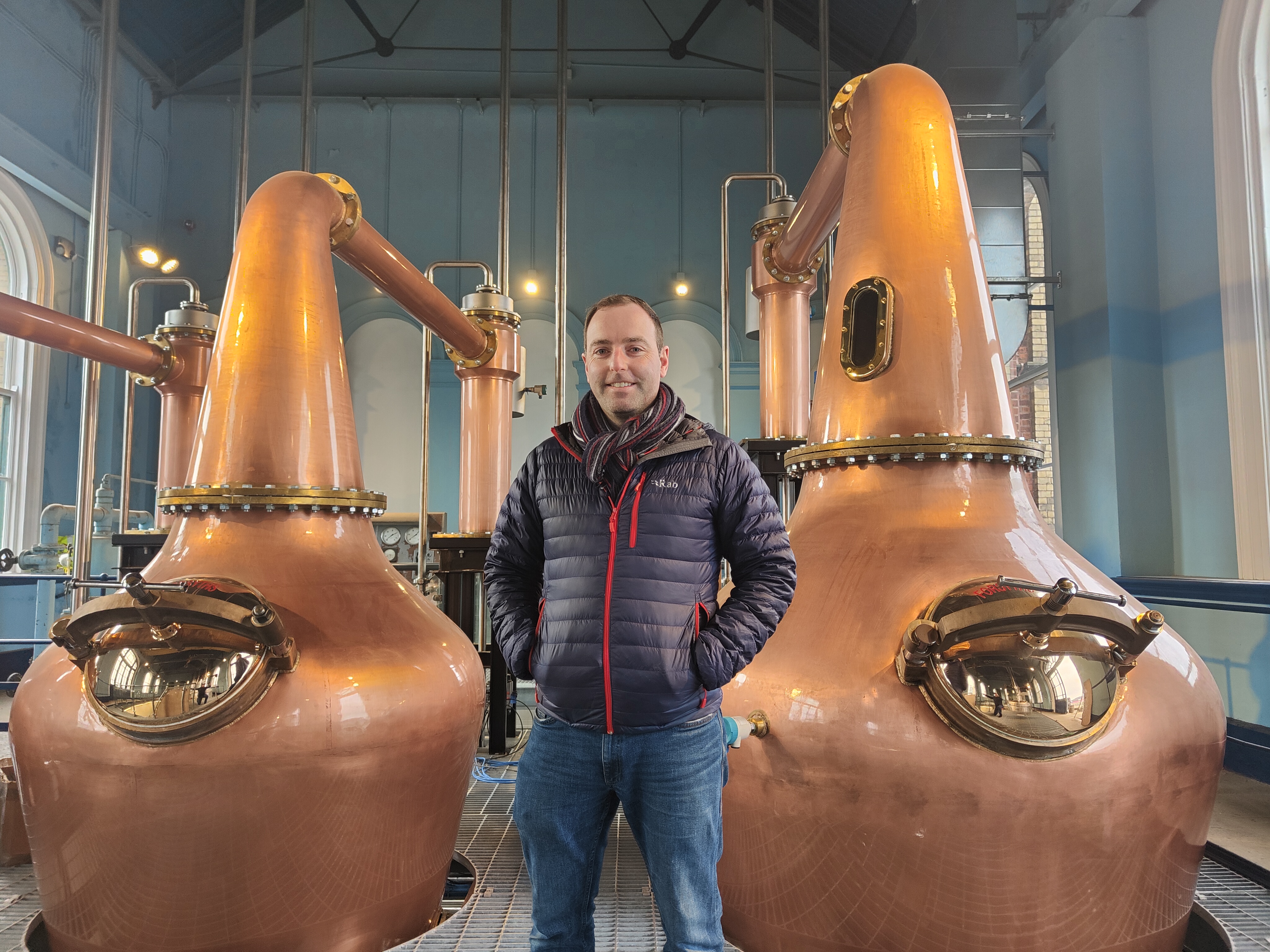 Damien Rafferty, proprietário da Titanic Distillery localizada nas docas de Belfast, na última sexta-feira em frente a seus novos alambiques.