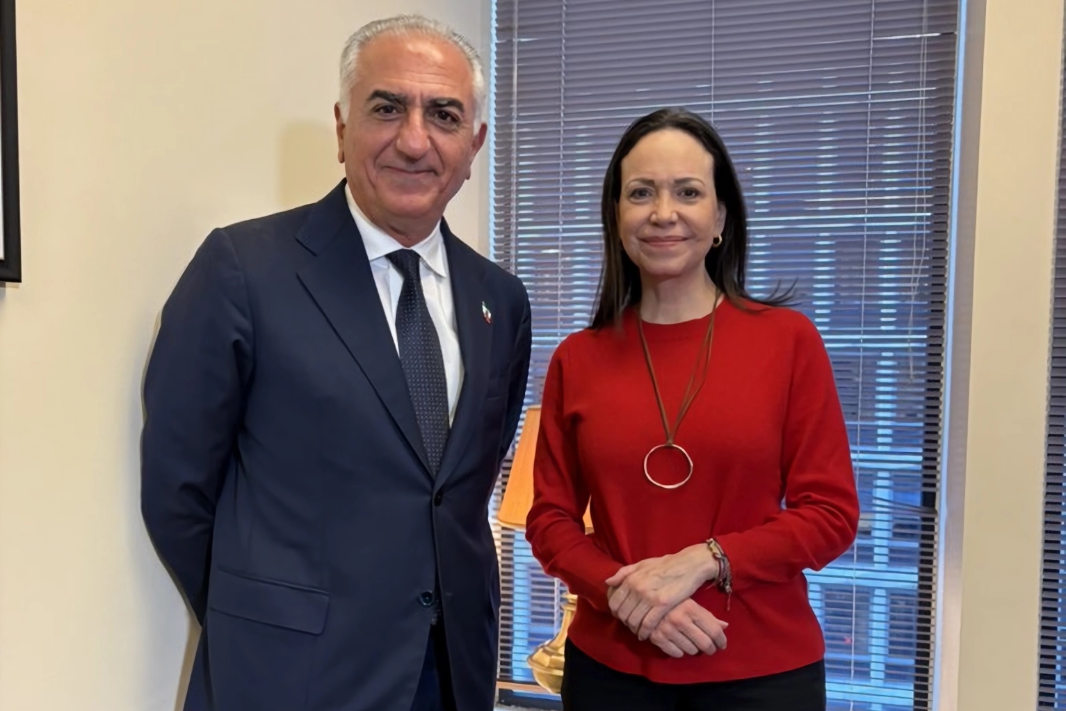 USA7678. WASHINGTON (DC, EEUU), 22/01/2026.- Fotografía tomada de la cuenta oficial @MariaCorinaYA en la cuenta de la red social X de la líder opositora venezolana María Corina Machado (d) posando junto a Reza Pahlaví, hijo del último sah de Persia, durante una reunión en Washington (Estados Unidos). Machado y Pahlaví se reunieron para abordar el futuro de Venezuela e Irán tras el derrocamiento de Nicolás Maduro y mientras se prolongan las protestas en contra de la República Islámica. EFE/ @MariaCorinaYa ?/SOLOUSO EDITORIAL/NO VENTAS/SOLO DISPONIBLE PARA ILUSTRAR LA NOTICIA QUE ACOMPAÑA (CRÉDITO OBLIGATORIO)

