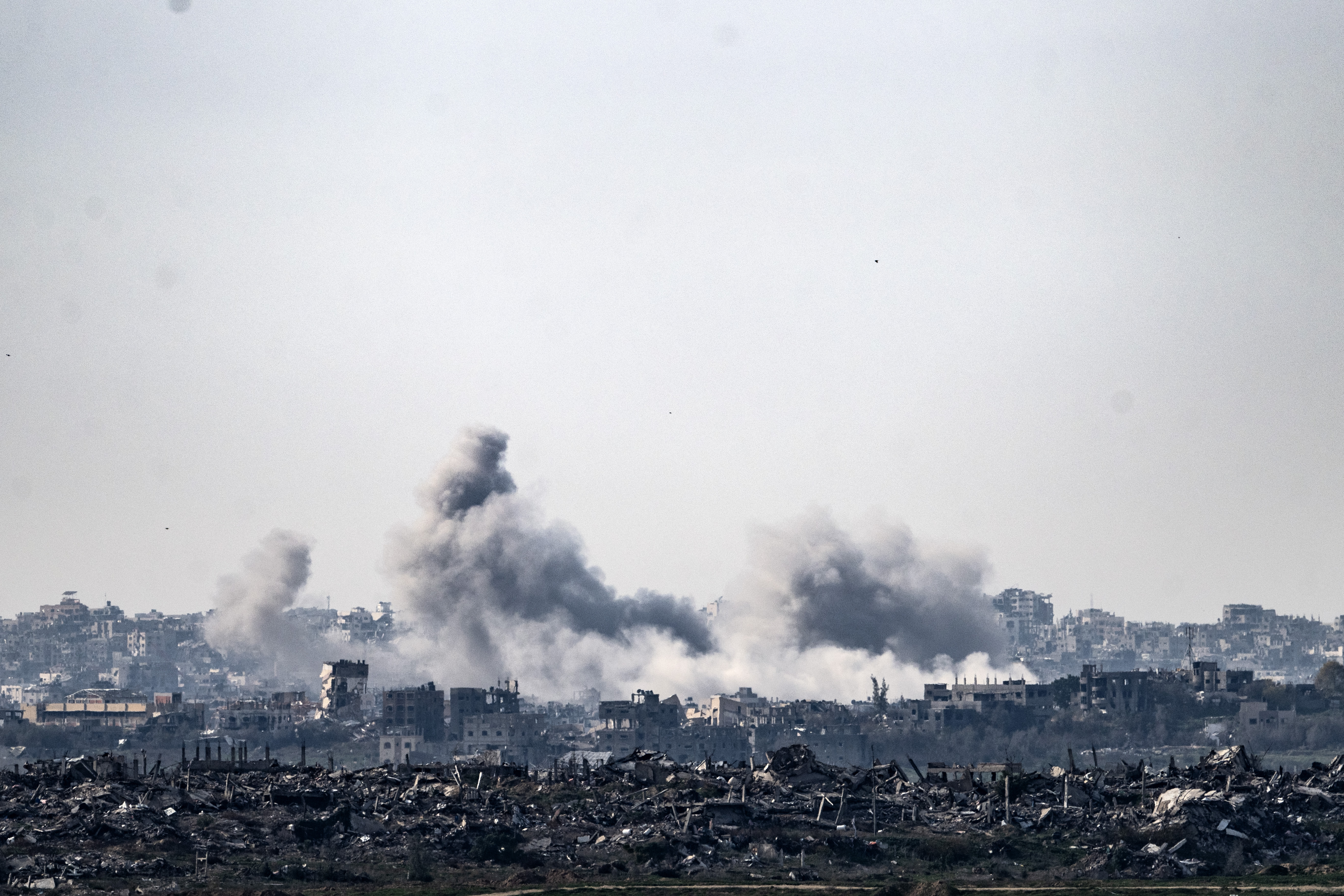 Una nube de humo sobre Gaza, vista desde la ciudad israelí de Sderot, en la frontera norte de la Franja, este martes 14 de enero de 2025.