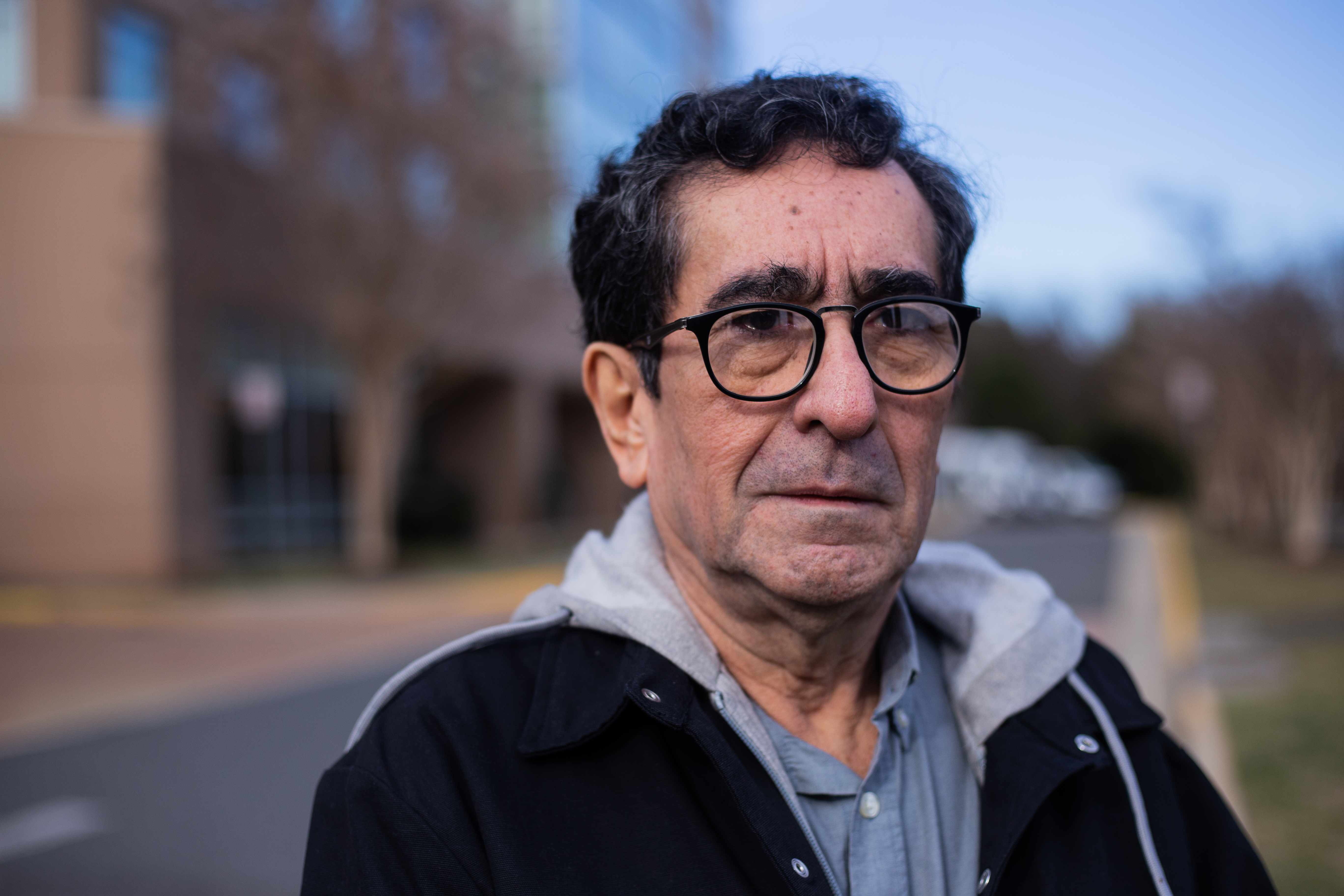 O preso político nicaraguense Irving Larios, esta sexta-feira às portas do hotel de Washington onde foram recebidos os 222 deportados por Ortega. 