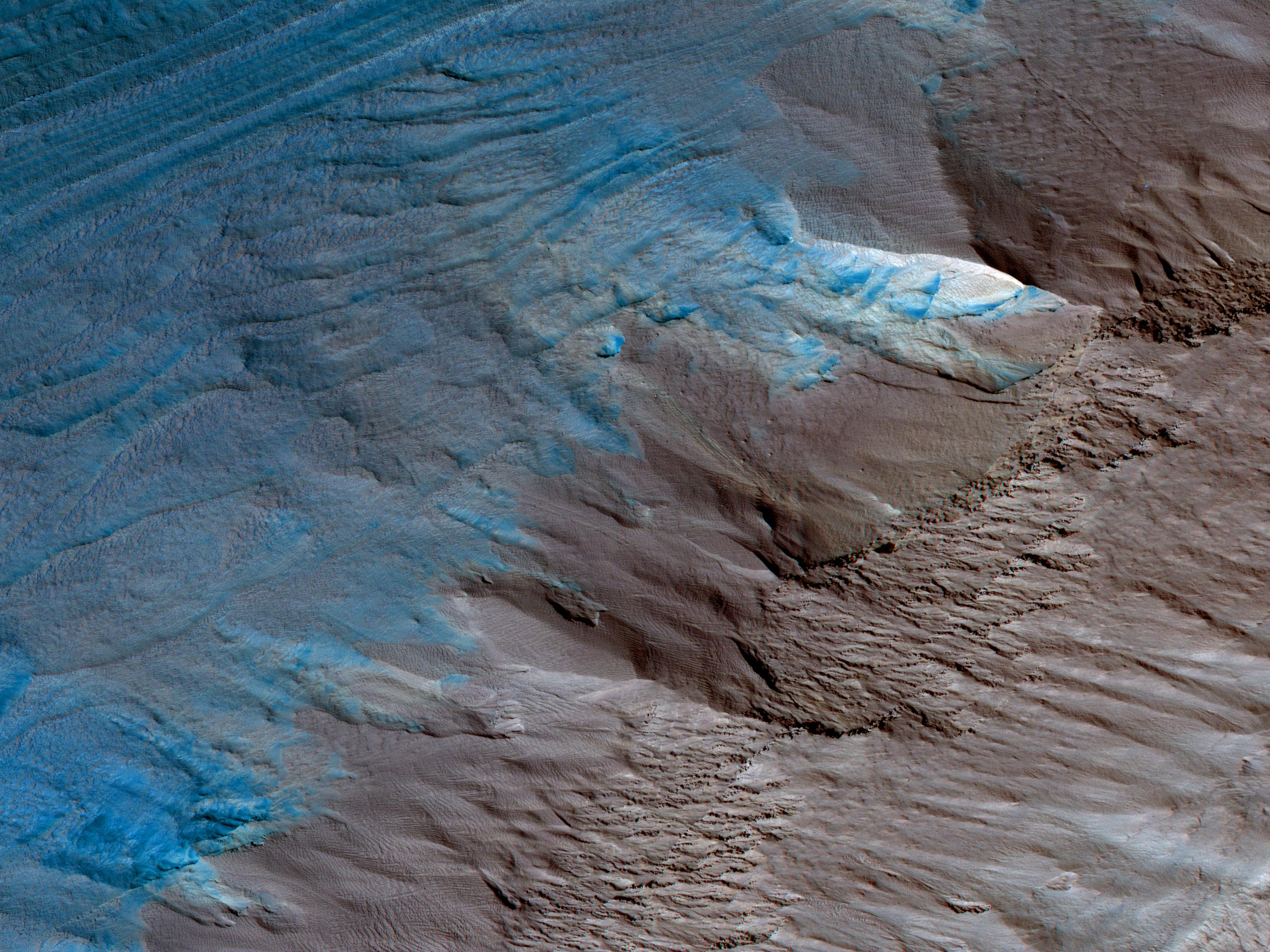 Erosión del borde de los depósitos de capas del Polo Sur. Esta imagen, una vista oblicua desde el Mars Reconnaissance Orbiter de la NASA sobre el Polo Sur, fue tomada en mayo de 2017.
