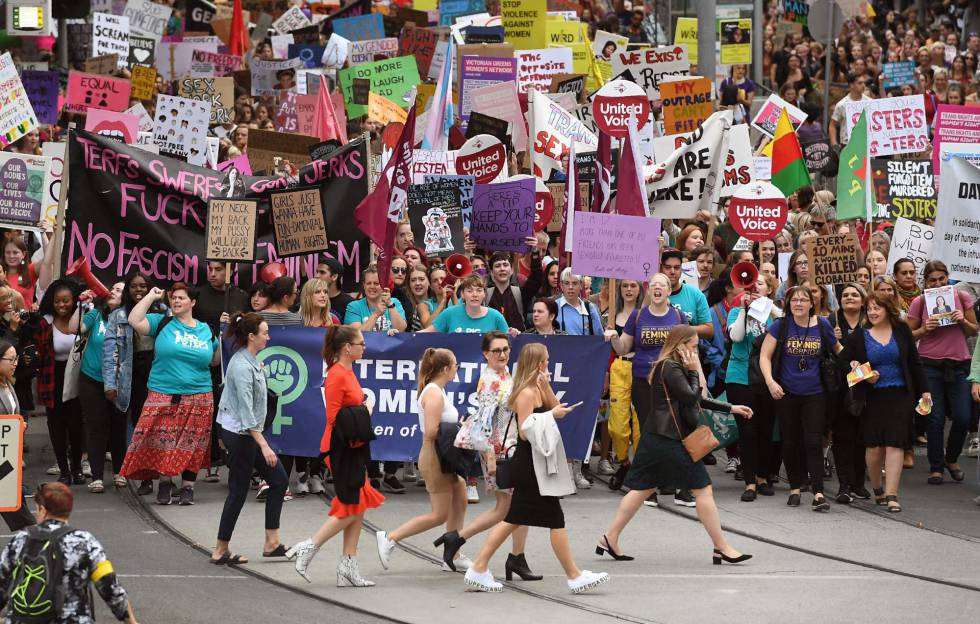 Mujer protesta contra el consumo excesivo irrumpiendo en desfile