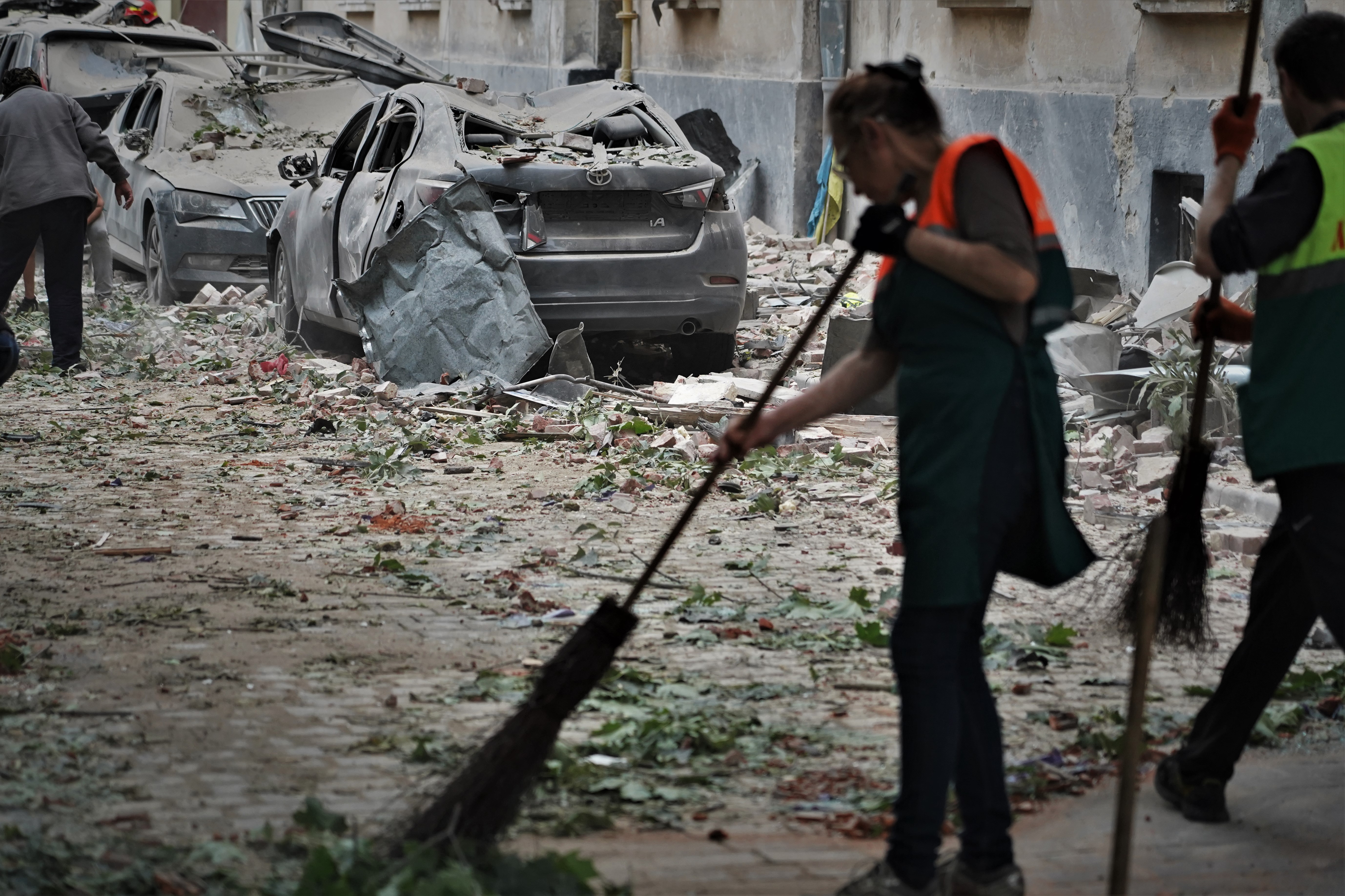 A equipe de limpeza trabalhou nesta quinta-feira em Lviv após o bombardeio russo.
