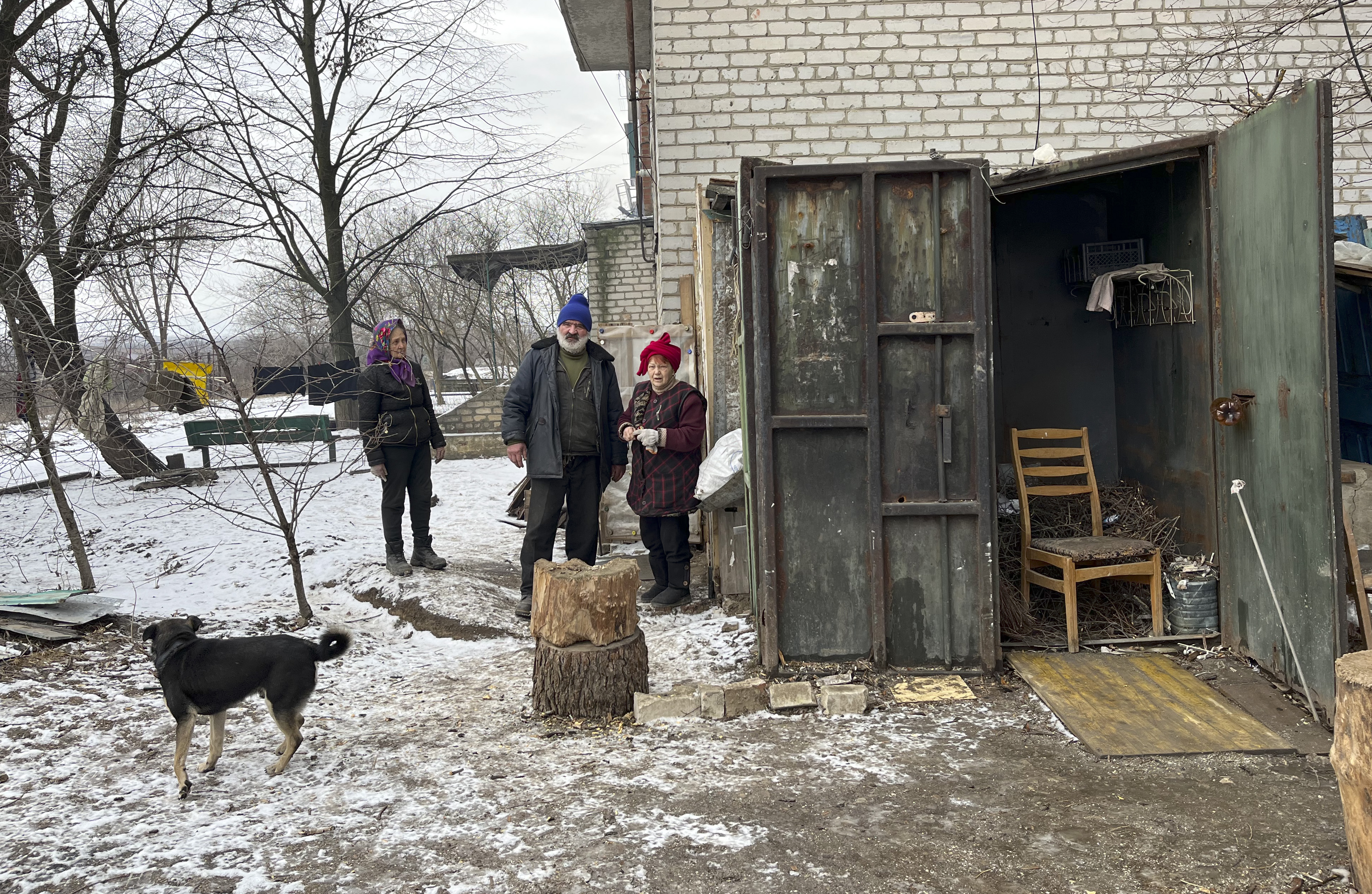 Alexander Guzenko, Valentina Mironovna e seu vizinho Lubov Vladimirovna nas portas do porão que usam como abrigo e lar, em Siversk. /SRA
