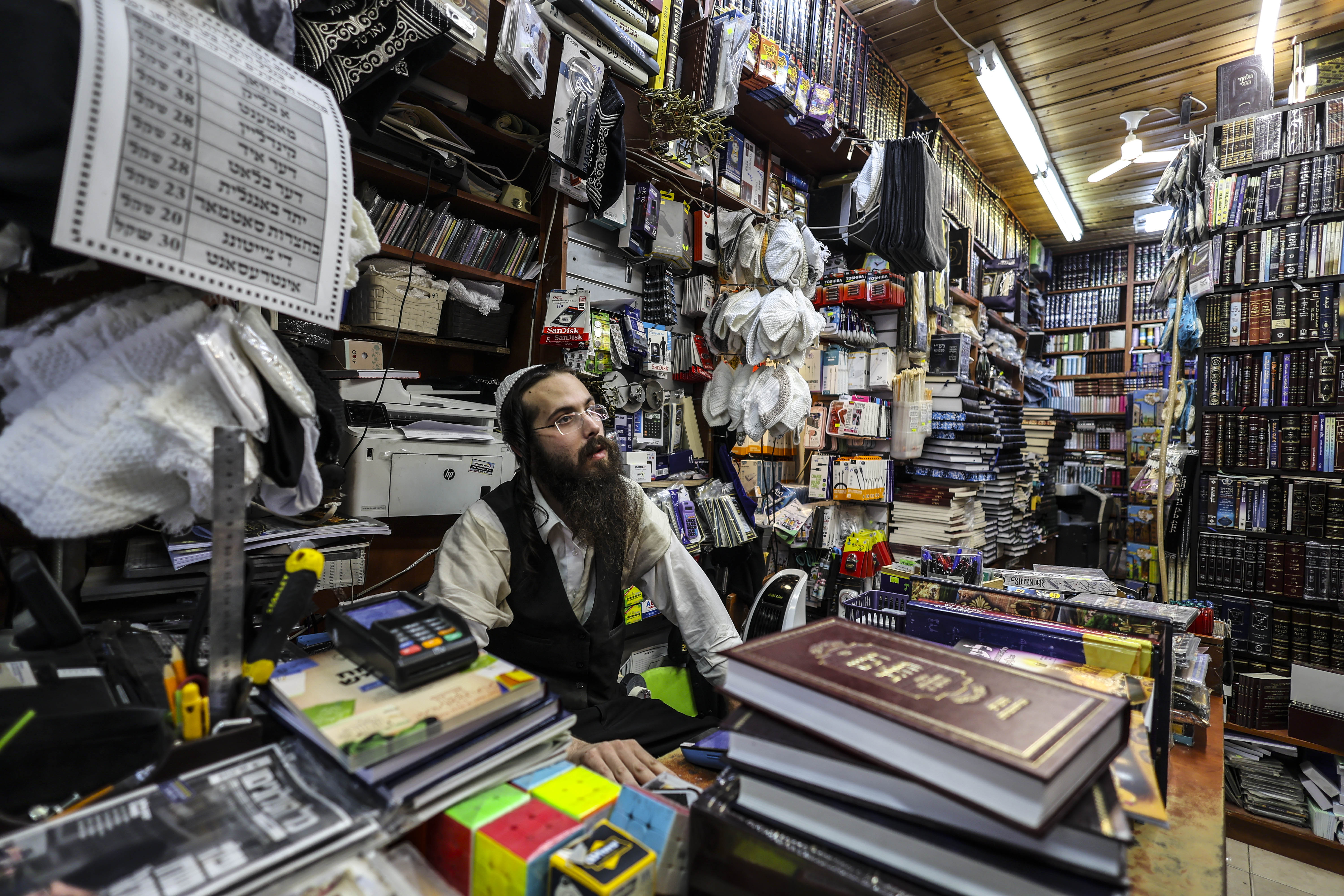 Shmuel Brenner, en su comercio de artículos religiosos judíos, en el barrio de Mea Shearim de Jerusalén, el 5 de octubre. 