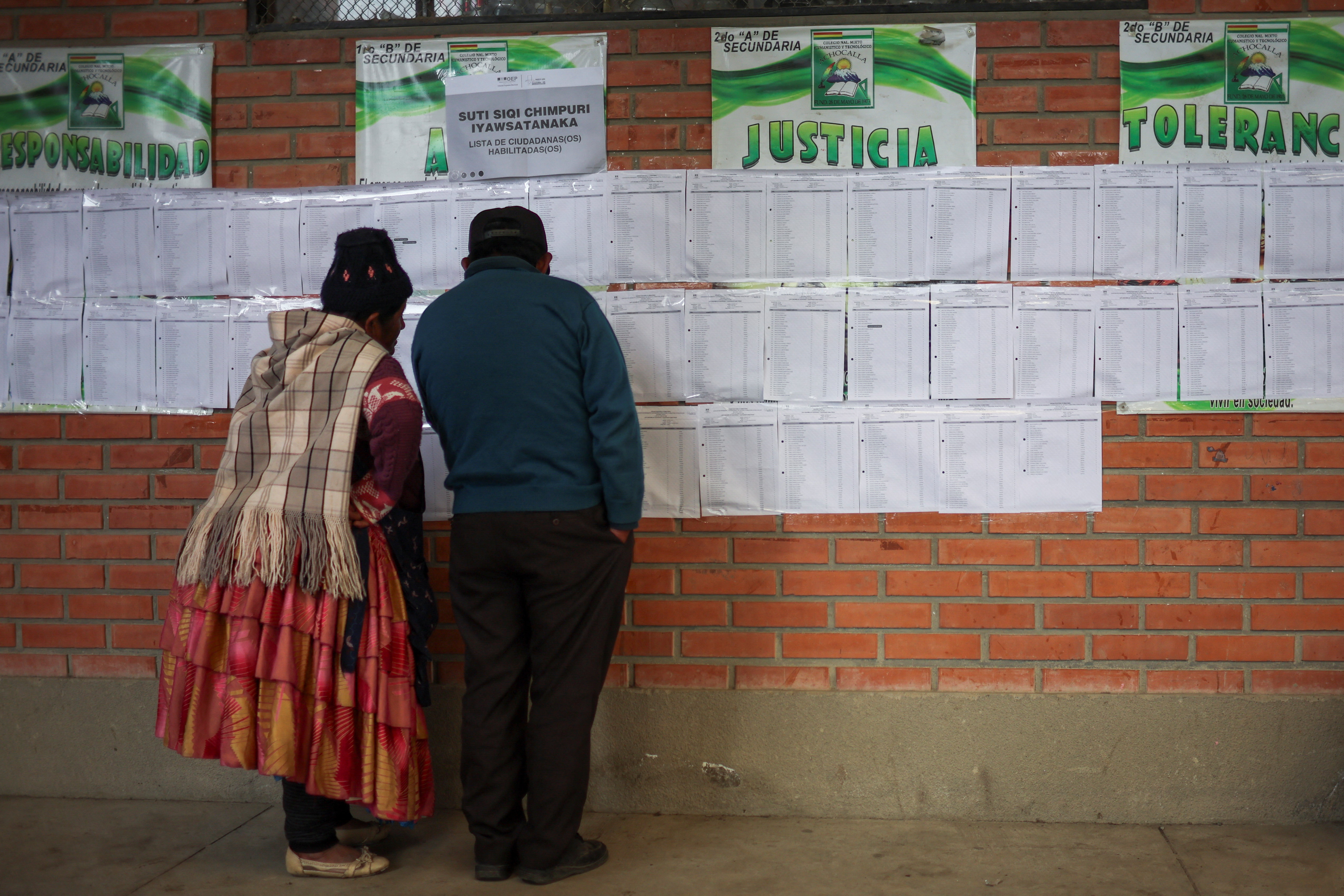 People check their names on the lists before voting in the runoff election in La Paz, Bolivia, October 19, 2025. REUTERS/Adriano Machado