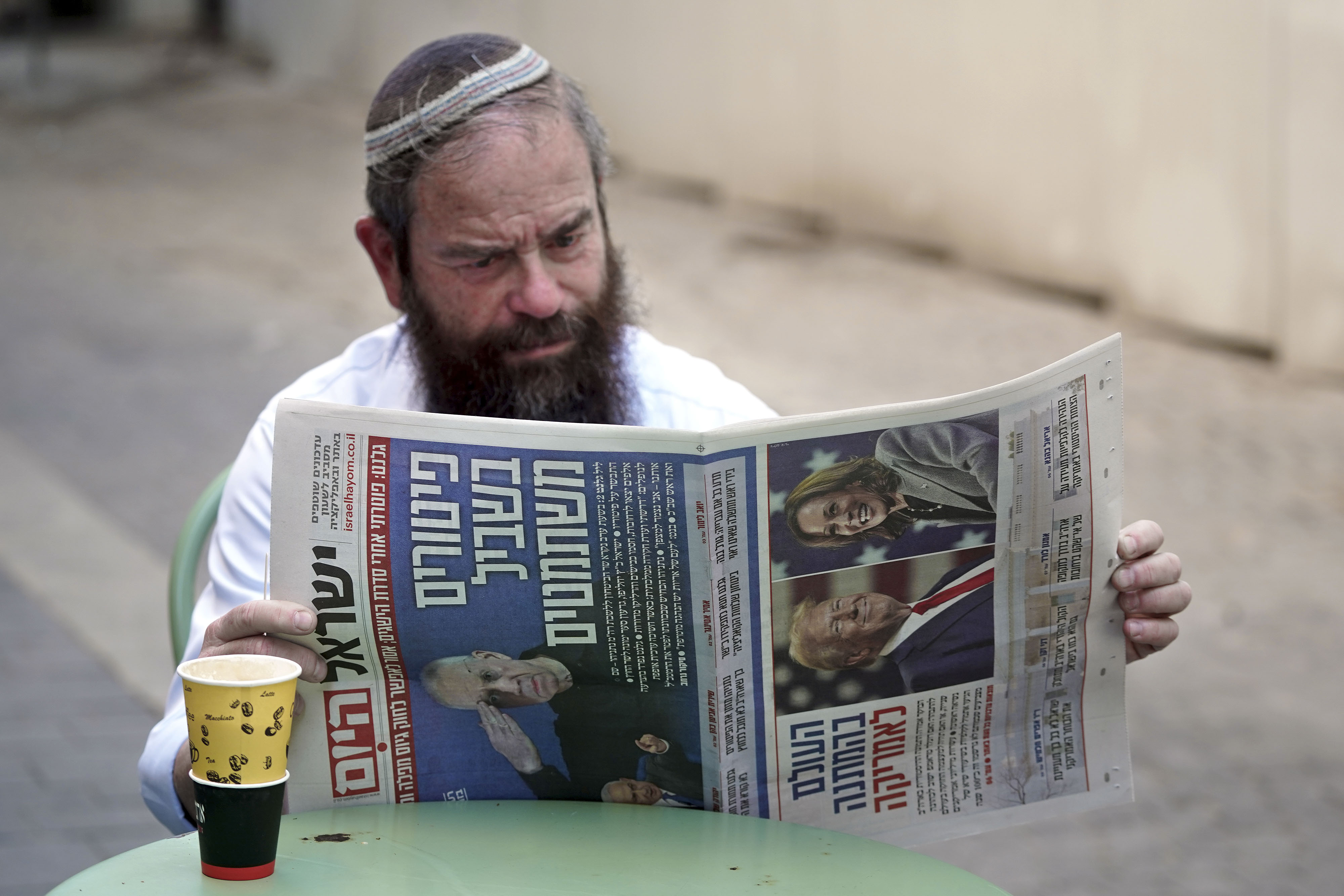 (ISRAEL), 06/11/2024.- Un hombre muestra la portada del diario gratuitoIsrael Hayom (Israel Hoy) que publica en su portada un artículo sobre las elecciones estadounidenses y otro sobre el cese del ministro de Defensa israeli este miércoles en Israel. EFE/ Alejandro Ernesto
