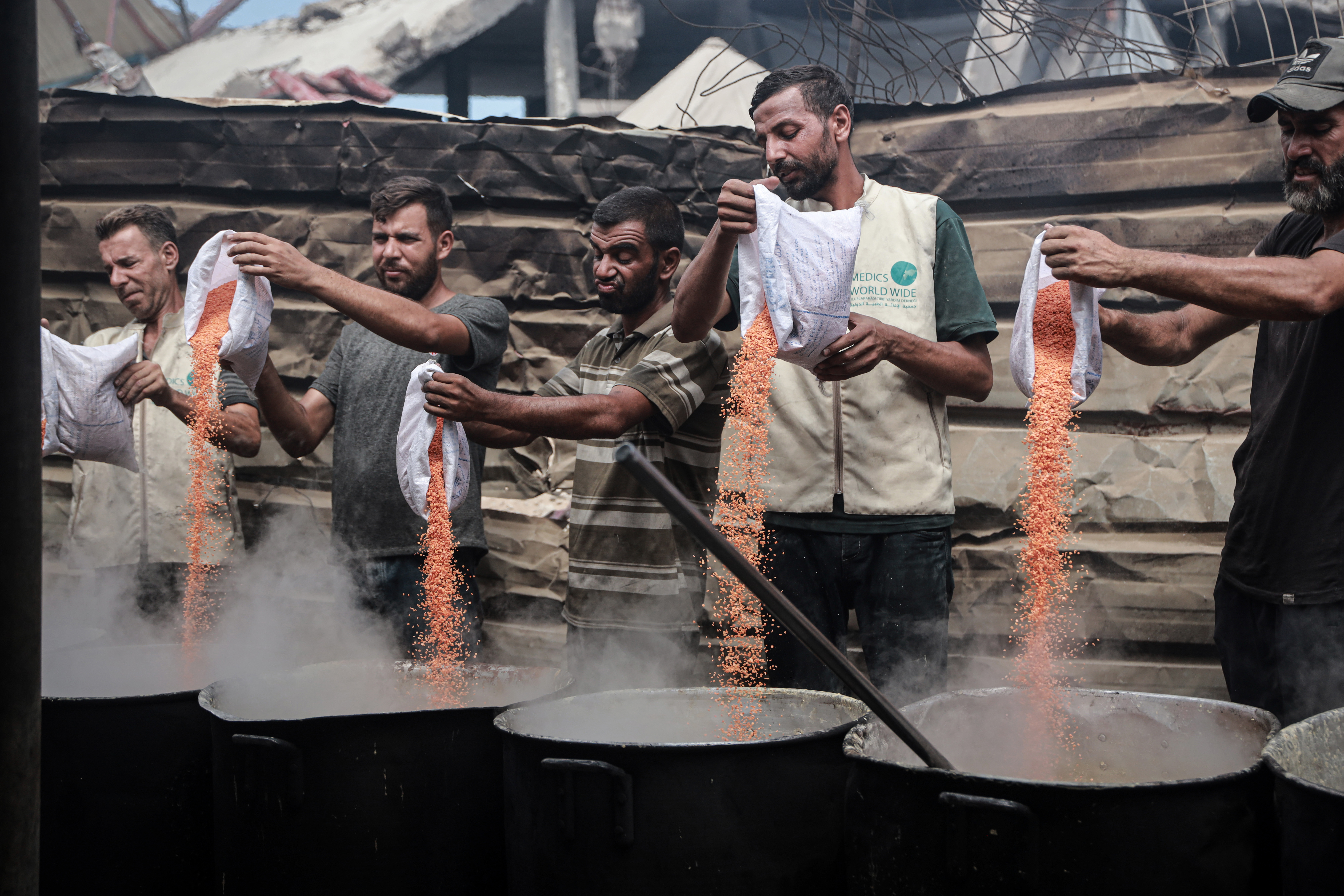 Voluntarios de una ONG preparan lentejas en una cocina comunitaria en Ciudad de Gaza, el 1 de agosto de 2025.