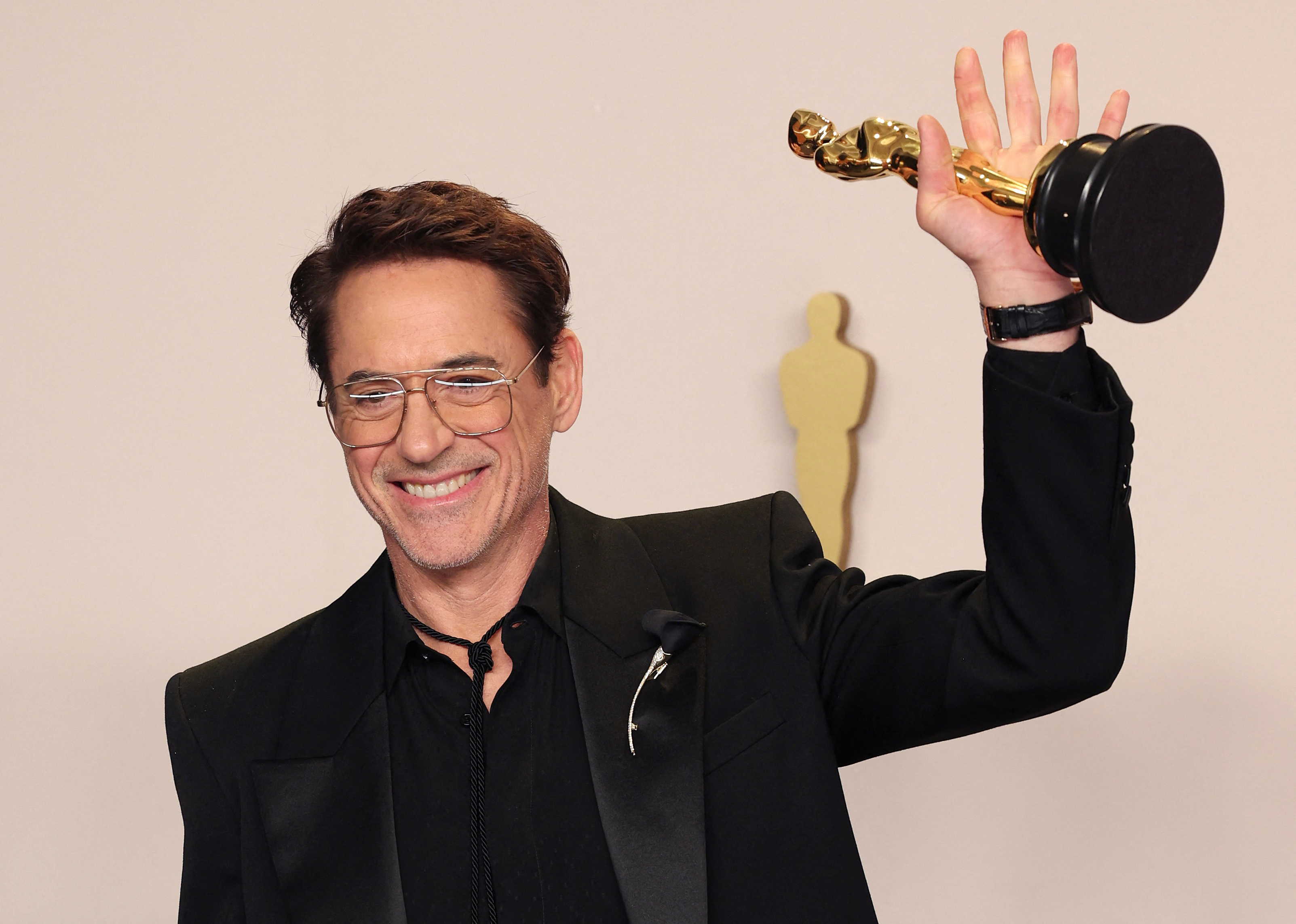 Robert Downey Jr., con su Oscar por 'Oppenheimer', en marzo de 2024.