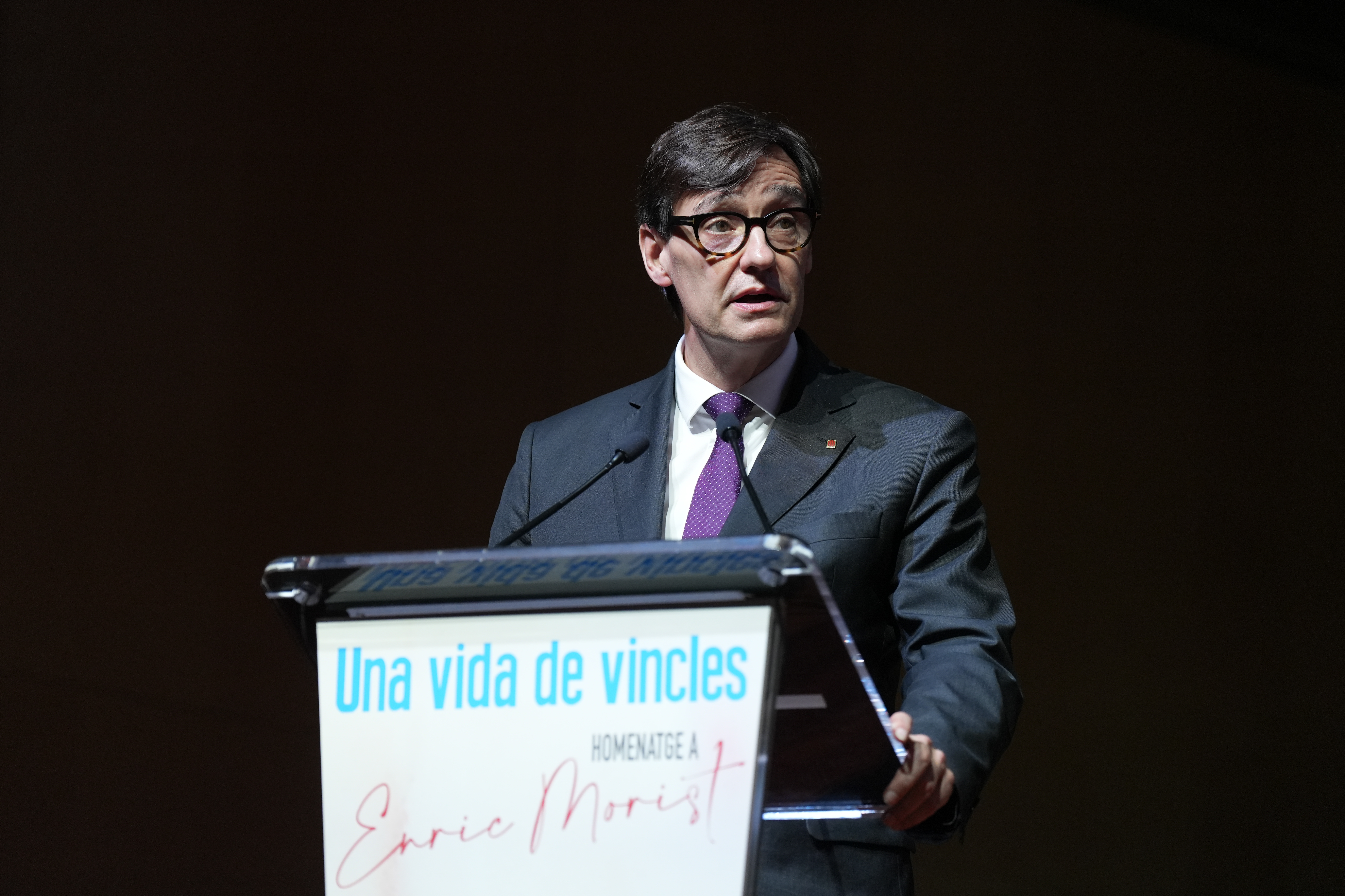 El president de la Generalitat de Catalunya, Salvador Illa, interviene en el homenaje póstumo de entidades sociales al expresident de la Taula del Tercer Sector Enric Morist, en Barcelona, Catalunya (España). Enric Morist presidió la institución desde 2024 hasta su muerte, este mismo año. El homenaje de hoy recuerda la trayectoria de Morist en favor de la justicia social y el tercer sector. Organizado por la Taula d’Entitats del Tercer Sector, Creu Roja y Fundación Ajuda i Esperança, el acto repasa su legado humano y solidario.
16 OCTUBRE 2025
David Zorrakino / Europa Press
16/10/2025