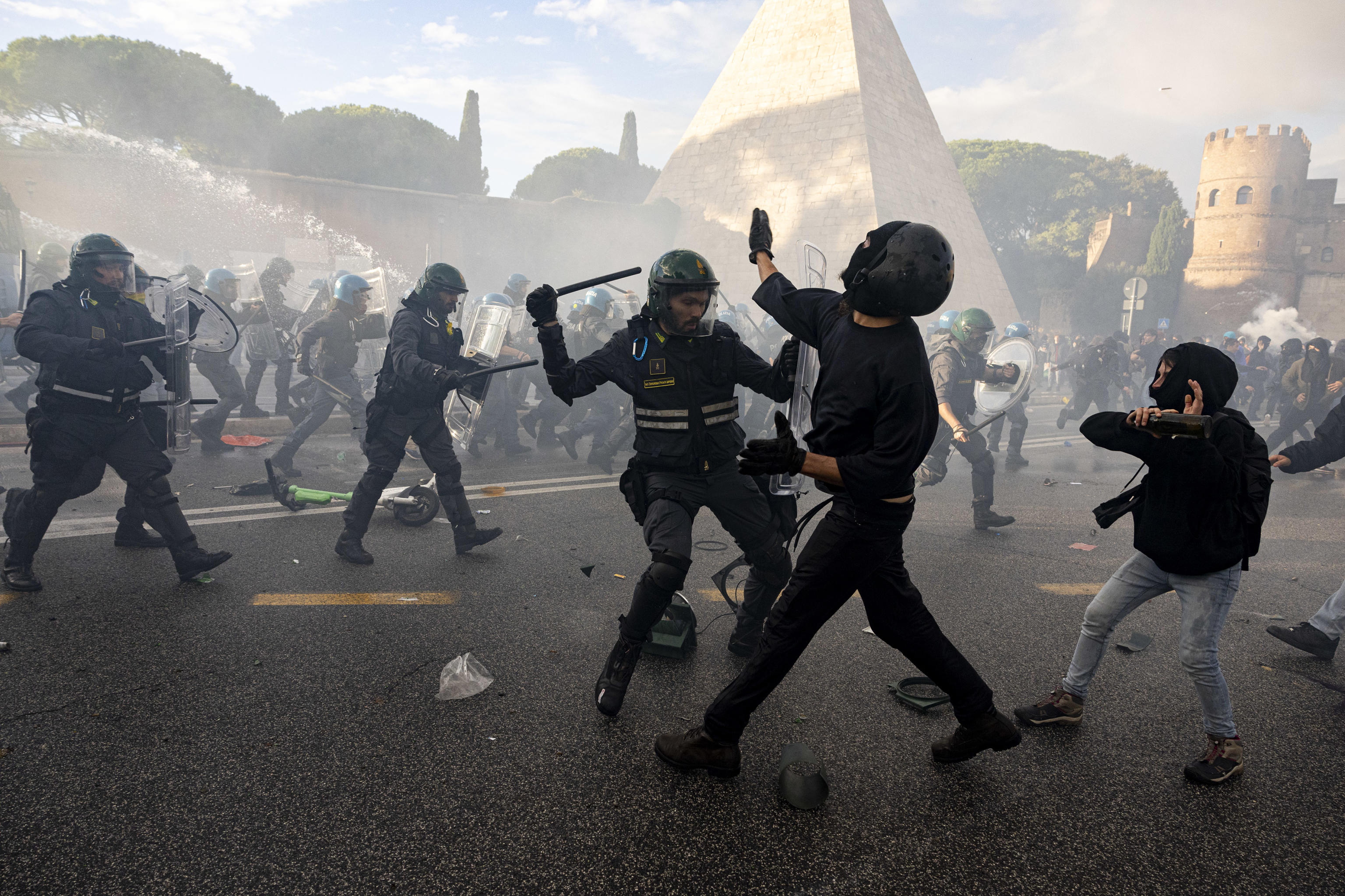 Rome (Italy), 05/10/2024.- Protesters clash with Police during the pro-Palestinian march, in Rome, Italy, 05 October 2024. The center of Rome is locked down for an unauthorized pro-Palestinian march scheduled for 05 October, with police controls at checkpoints in the Italian capital. Upcoming 07 October 2024, marks one year since the Palestinian militant group Hamas launched a surprise attack on Israel, killing 1,200, and one year since Israel began its war on Gaza, killing more than 41,000 and destroying the Palestinian enclave. (Protestas, Italia, Roma) EFE/EPA/ANSA/MASSIMO PERCOSSI
