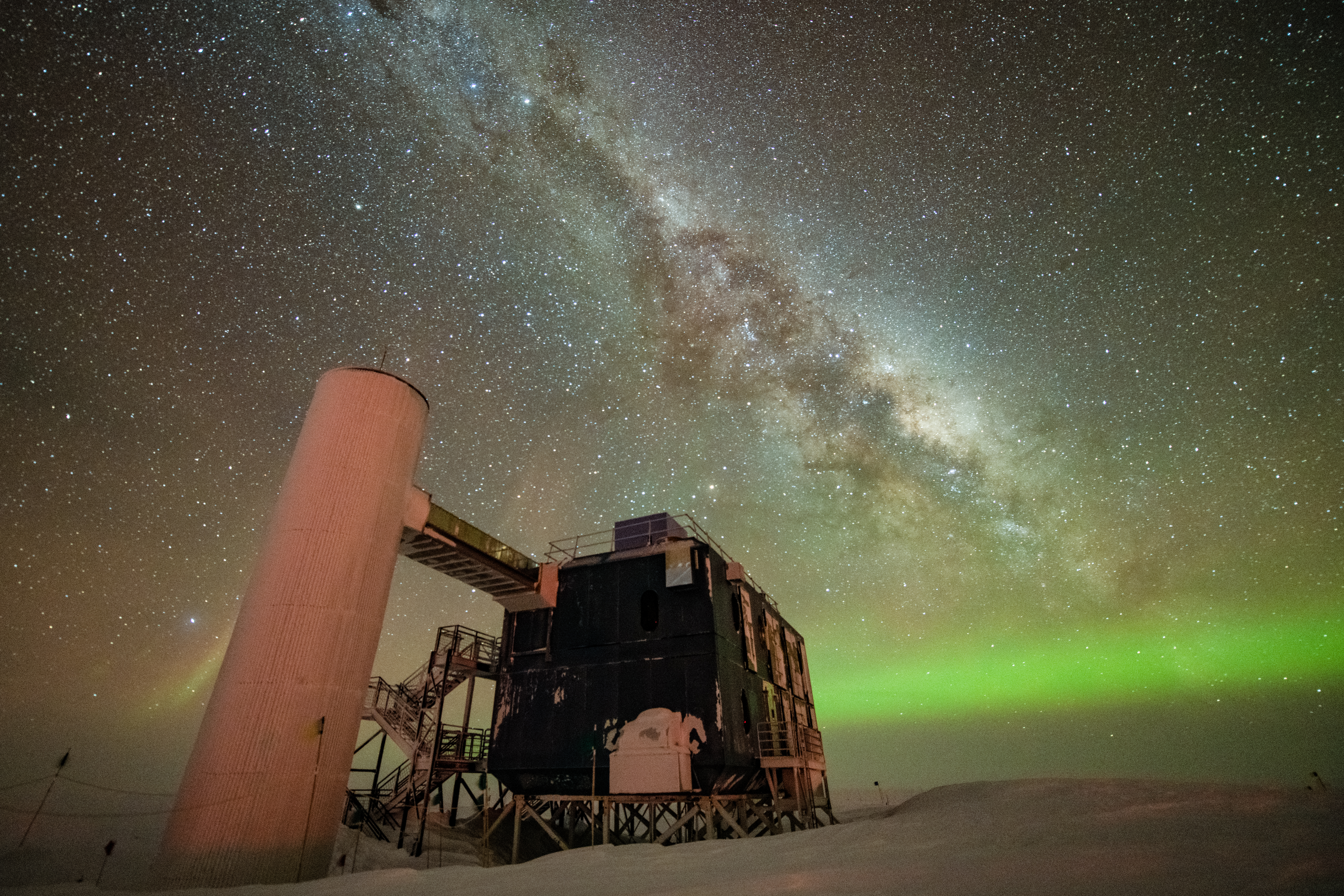 El telescopio 'IceCube', en el Polo Sur, durante una aurora austral.