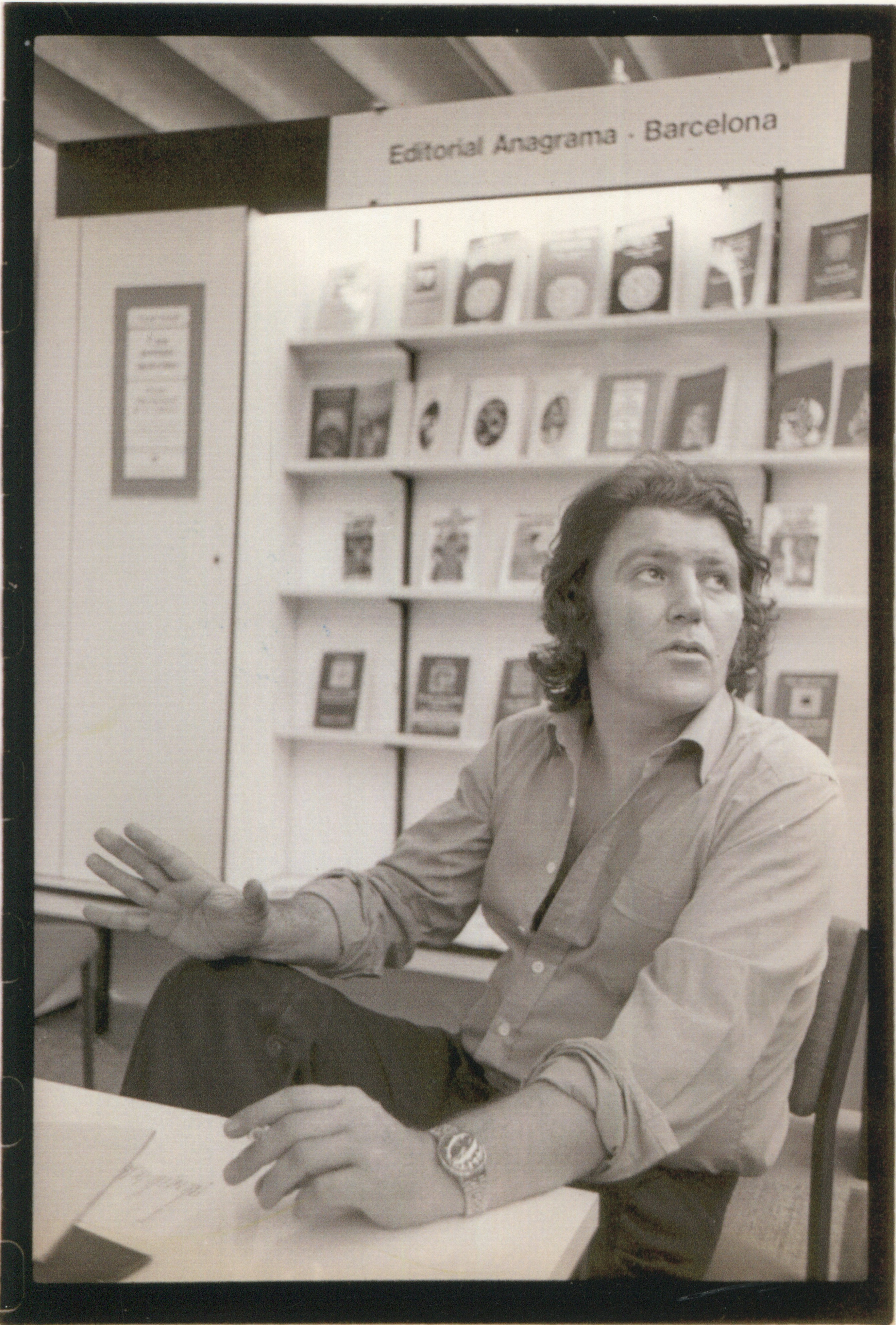 Jorge HERRALDE en el stand de Anagrama en la Feria de Frankfurt de 1977.