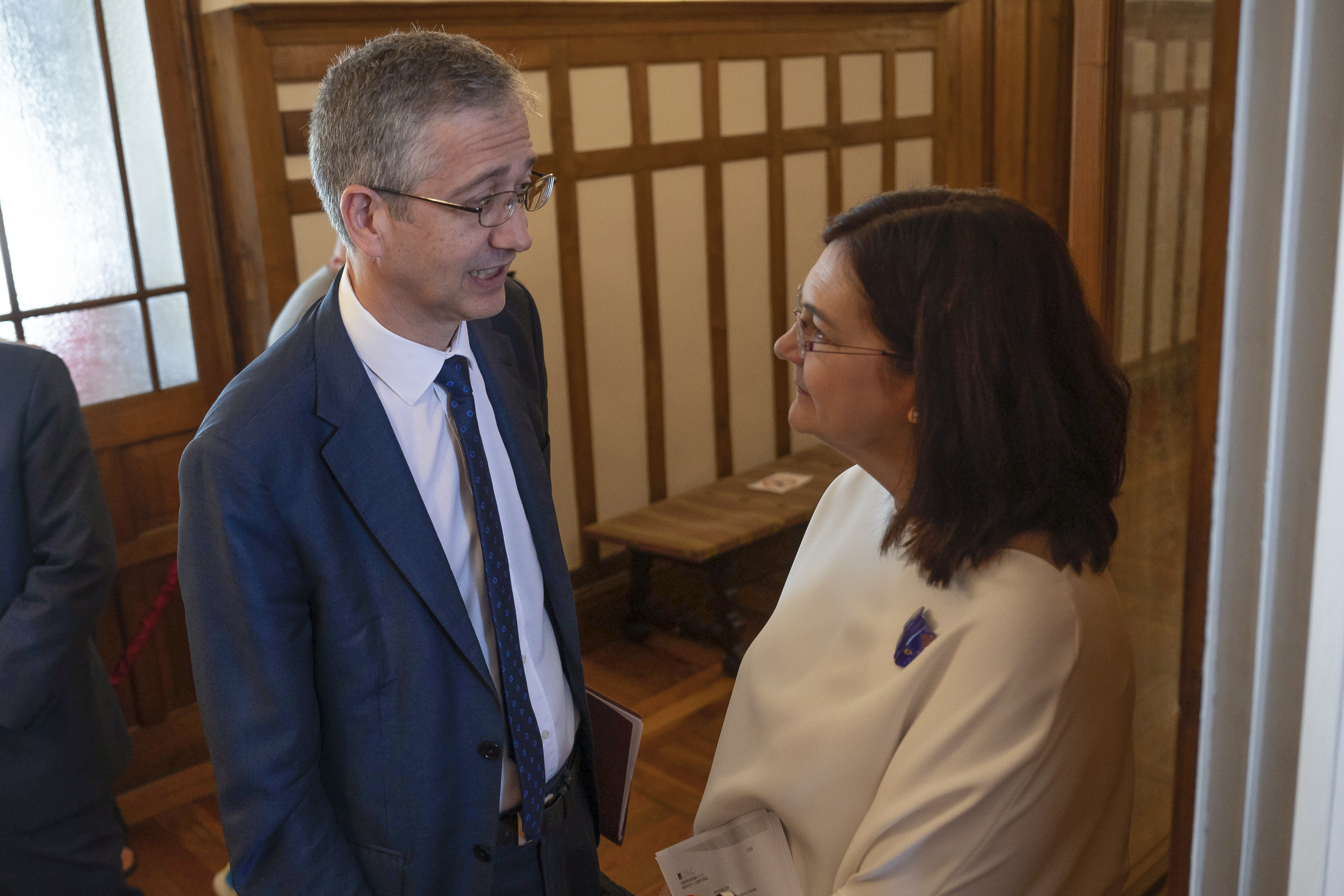 El Banco de España dice que las entidades remuneran poco los depósitos pero también han encarecido menos las hipotecas