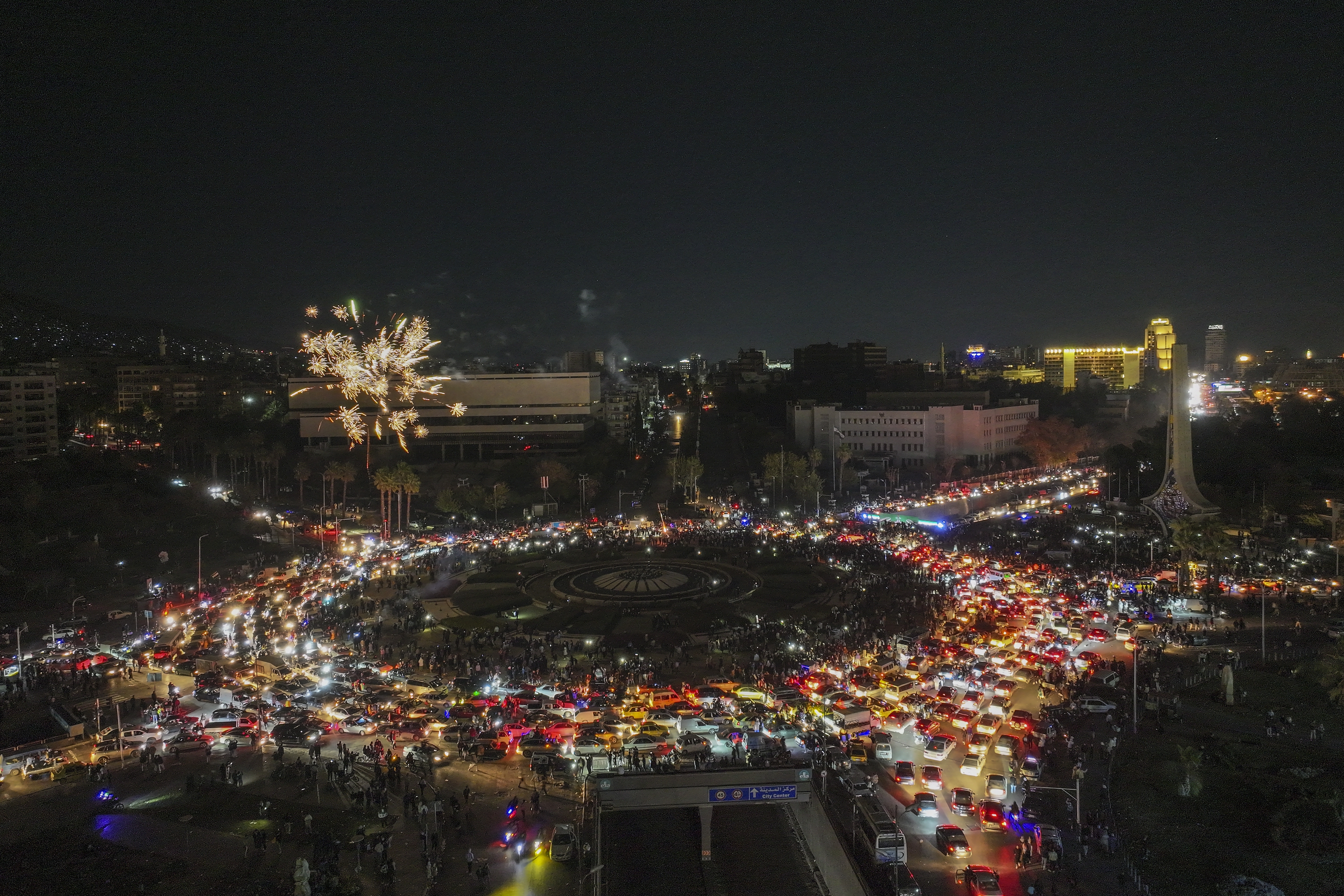 Fuegos artificiales explotan sobre la plaza de los Omeyas durante las celebraciones por la caída del régimen de El Asad, este viernes 13 de diciembre de 2024