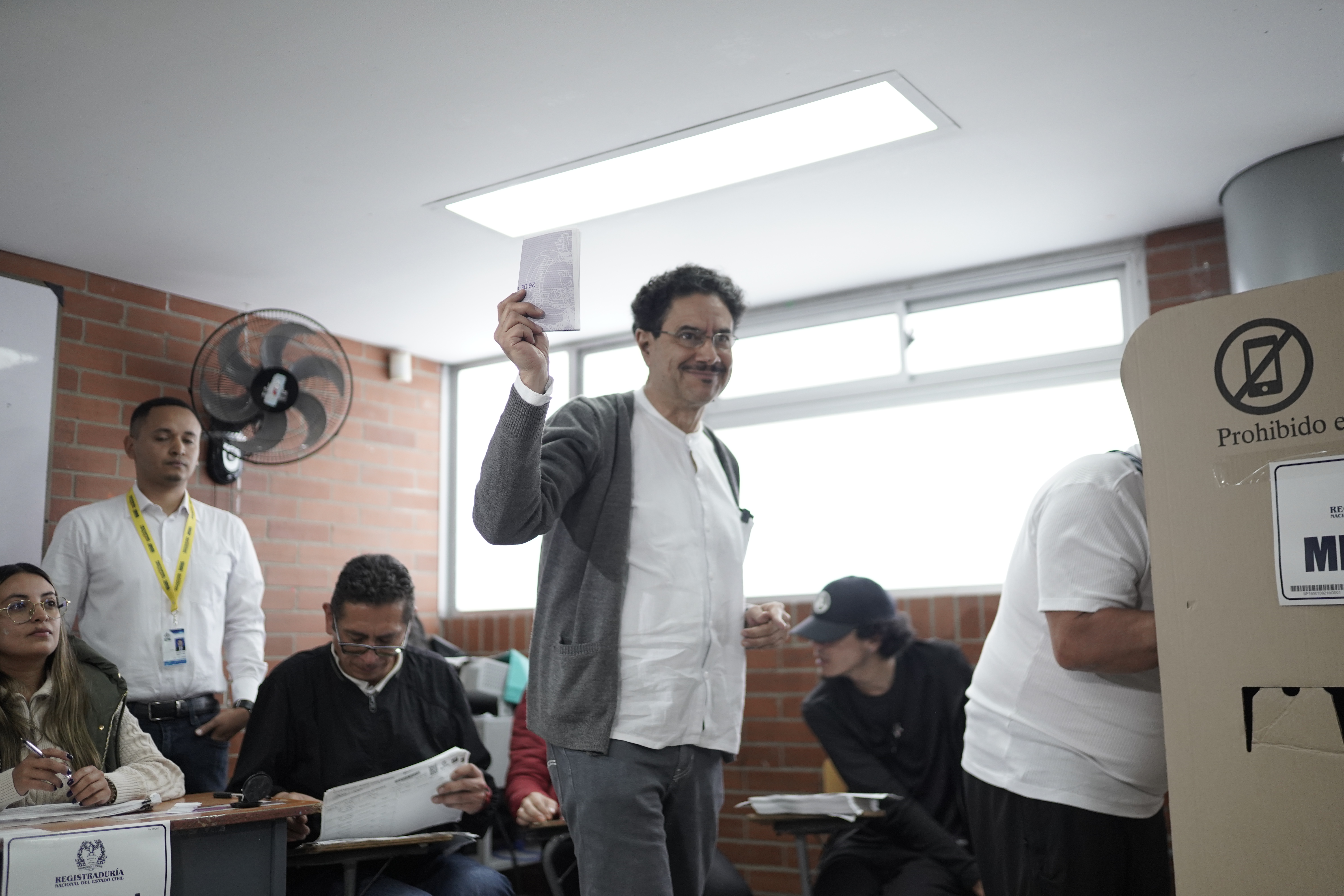 Iván Cepeda asiste a su lugar de votación, en el sur de Bogotá, este domingo.
