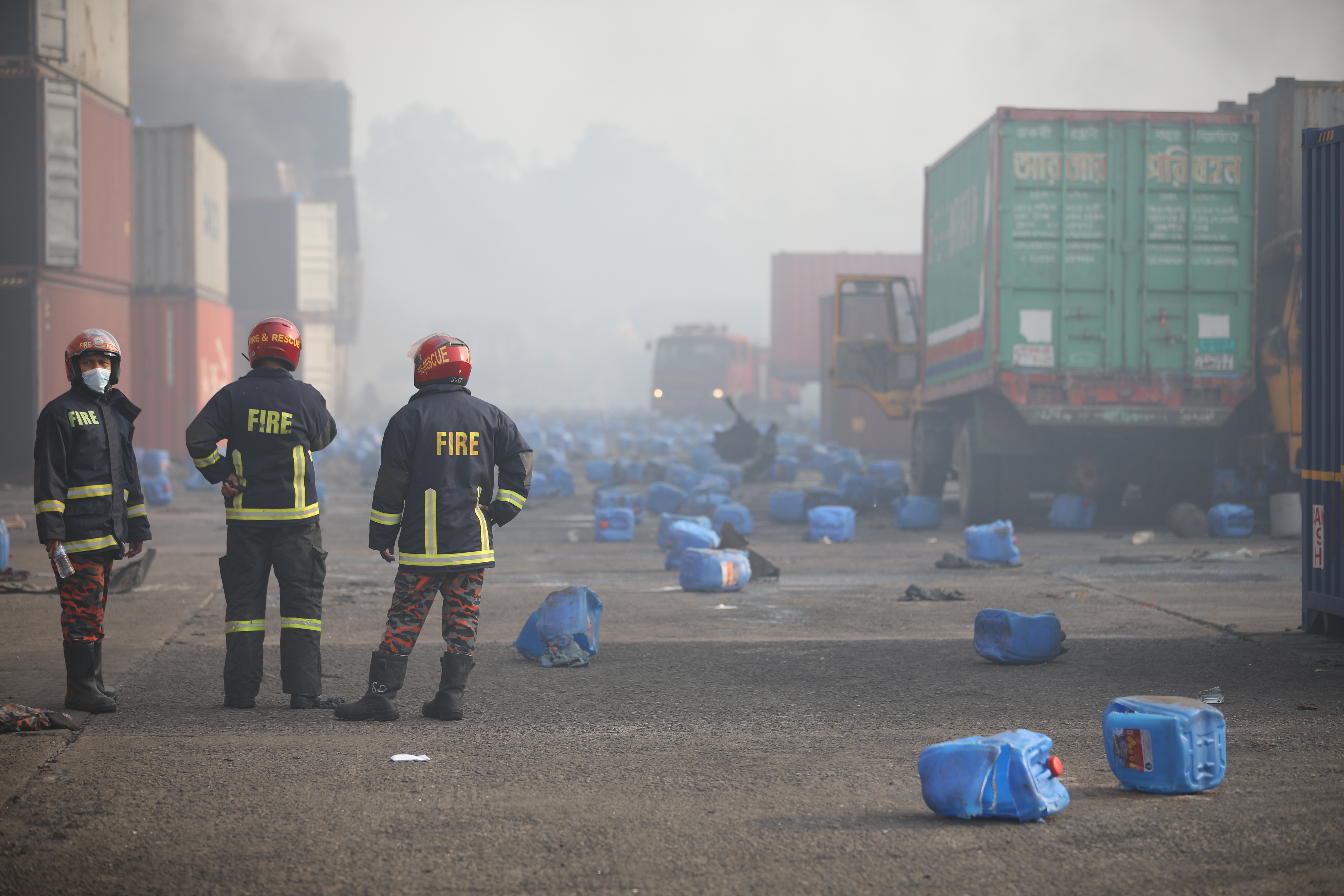Al menos 41 muertos en un incendio en un depósito de contenedores en Bangladés