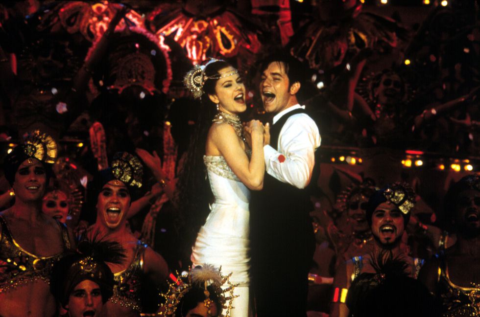 El musical 'Moulin Rouge' se desarrolla el mítico cabaret de París, alrededor de 1900. Satine (Nicole Kidman), la estrella más rutilante del Moulin Rouge, encandila a toda la ciudad con sus bailes llenos de sensualidad y su enorme belleza. Atrapada entre el amor de Christian (Ewan McGregor), un joven escritor, y la obsesión del duque, lucha por hacer realidad su sueño de convertirse en actriz.