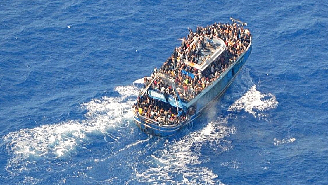 Imagem do 'Adriana', com mais de 750 pessoas a bordo, antes de virar em mar aberto, ao largo da Grécia.