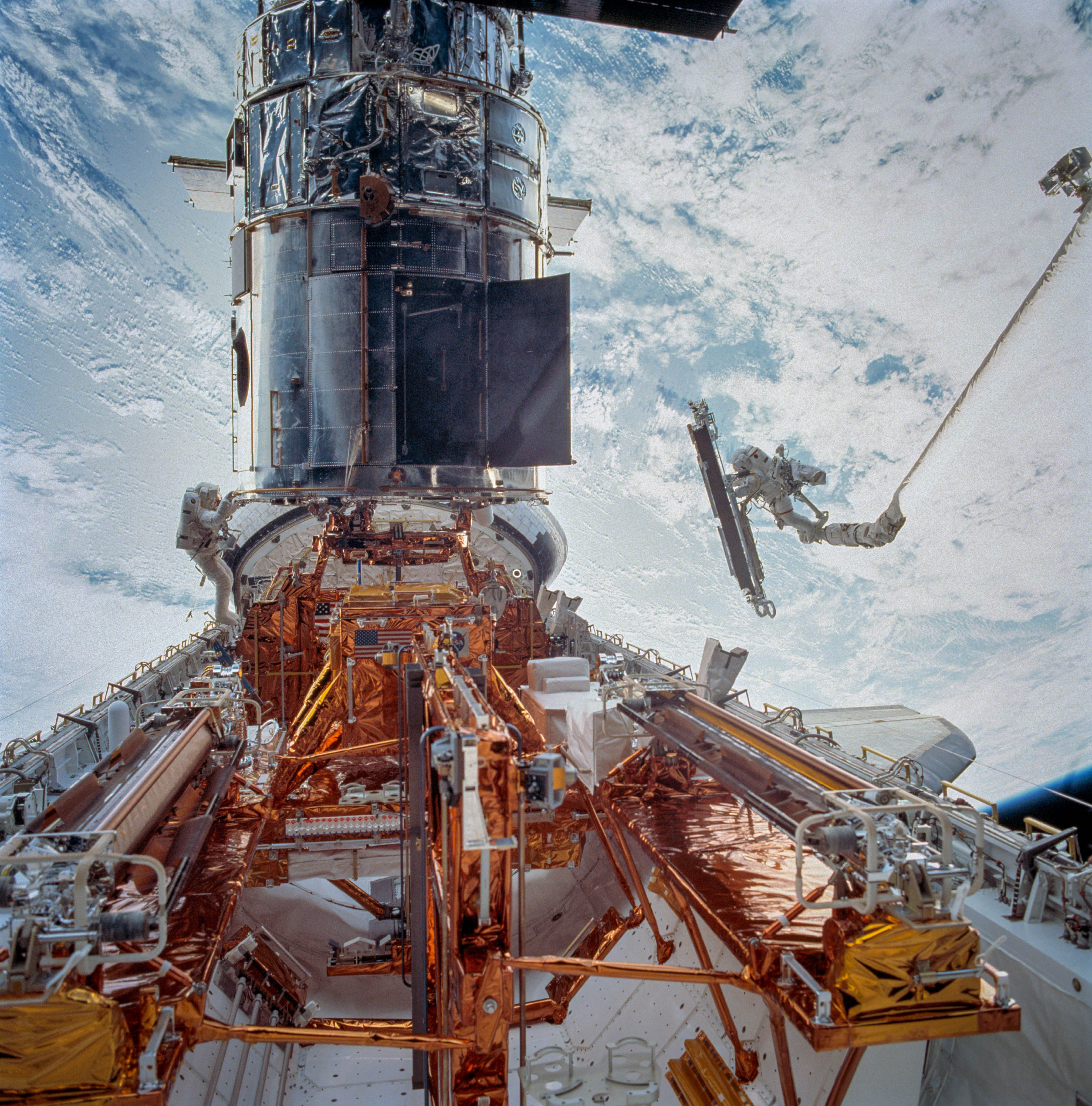 El astronauta John Grunsfeld (derecha), en una jornada de reparación del telescopio espacial Hubble, el 8 de marzo de 2002.