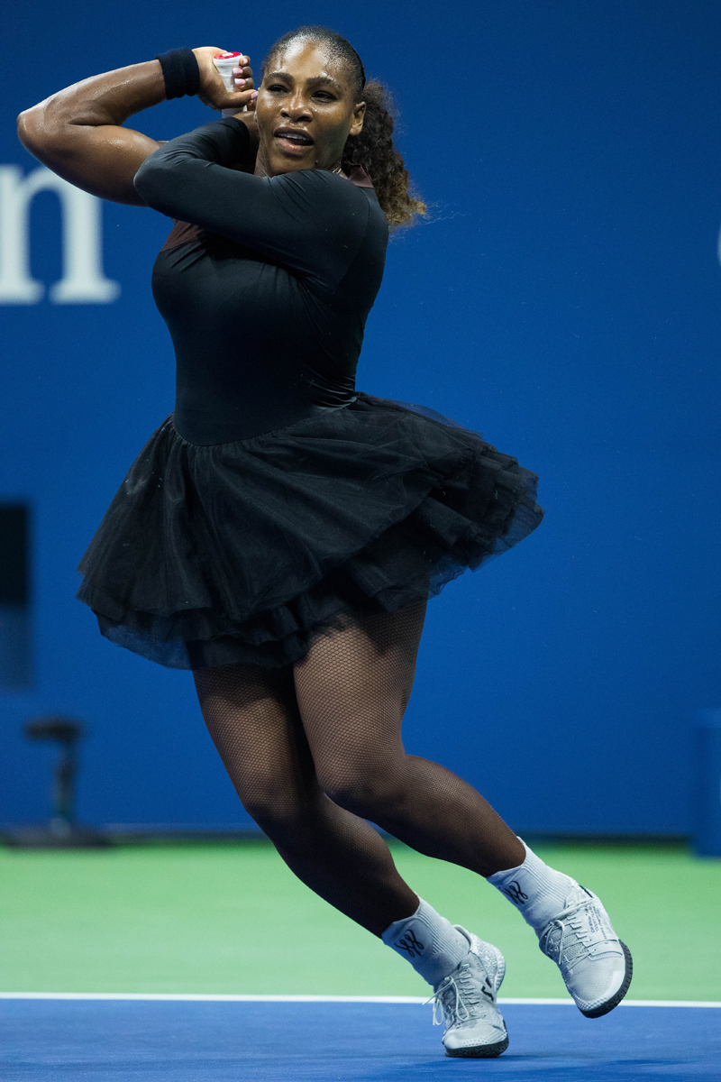 Ante las cr ticas Serena Williams saca a la pista un espectacular