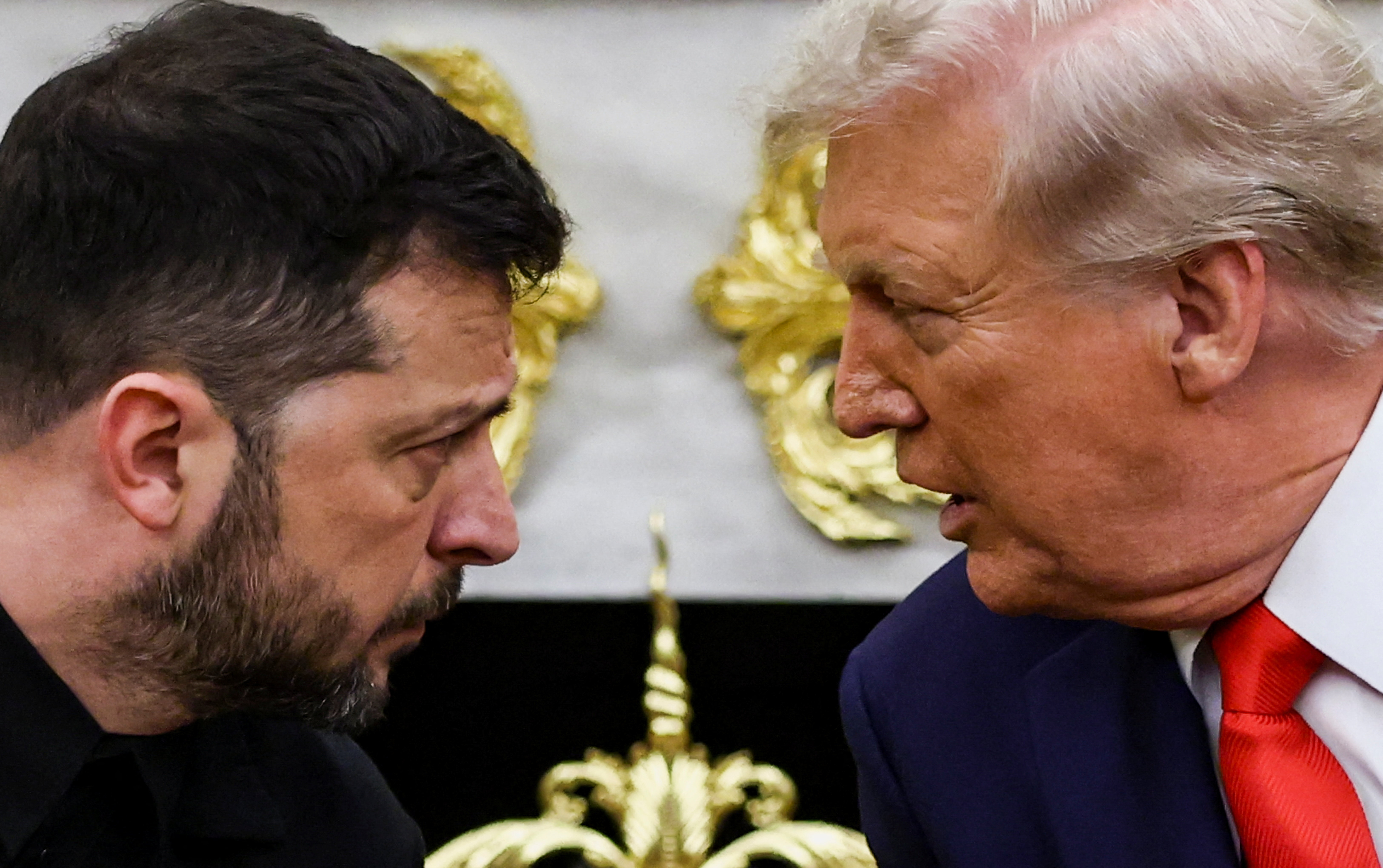 El presidente de EE UU, Donald Trump, y su homólogo ucranio, Volodímir Zelenski, en el Despacho Oval, este lunes 18 de agosto.