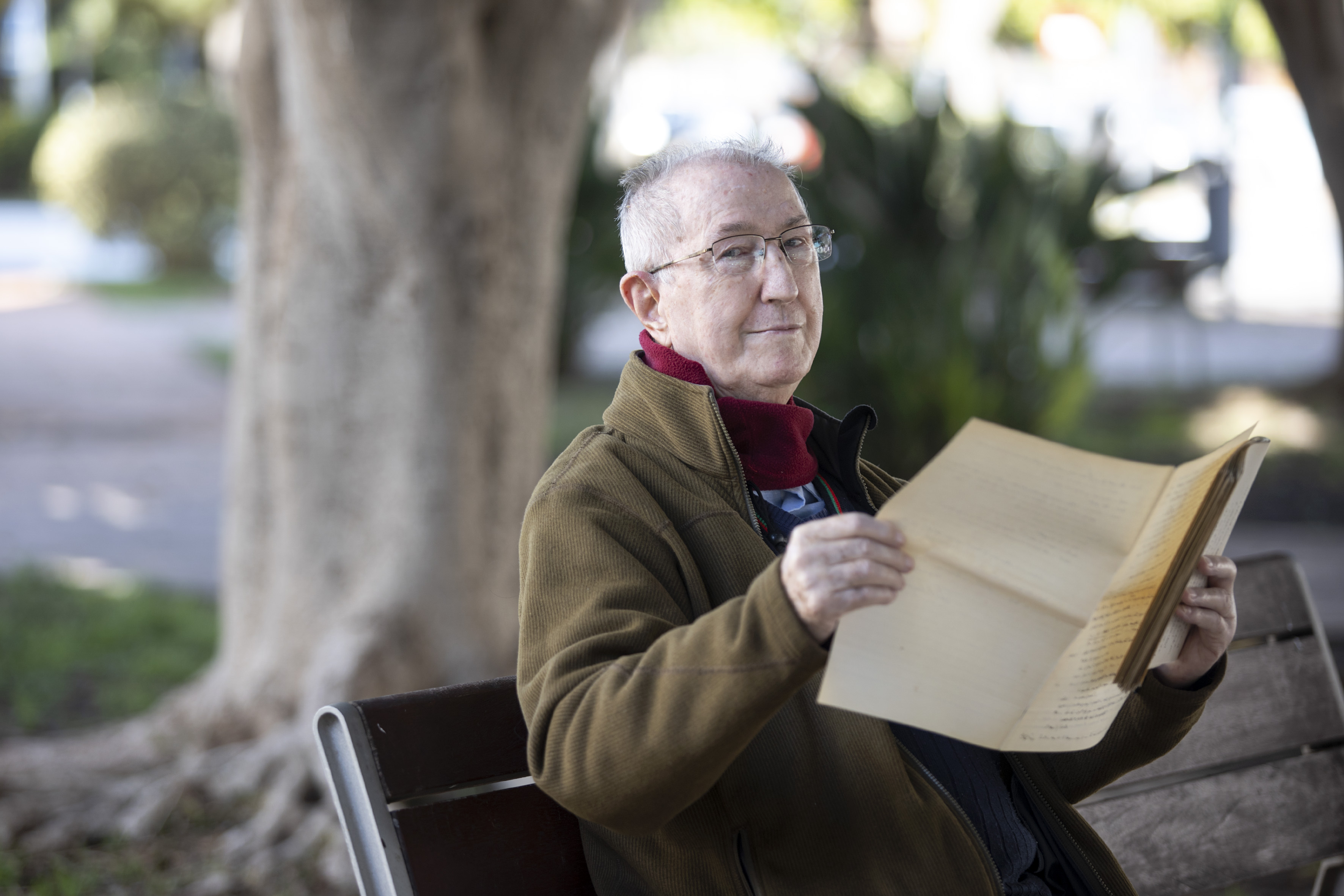 Rubén Acedo posa con el manuscrito de 'Don Fernando el emplazado', de José Echegaray.