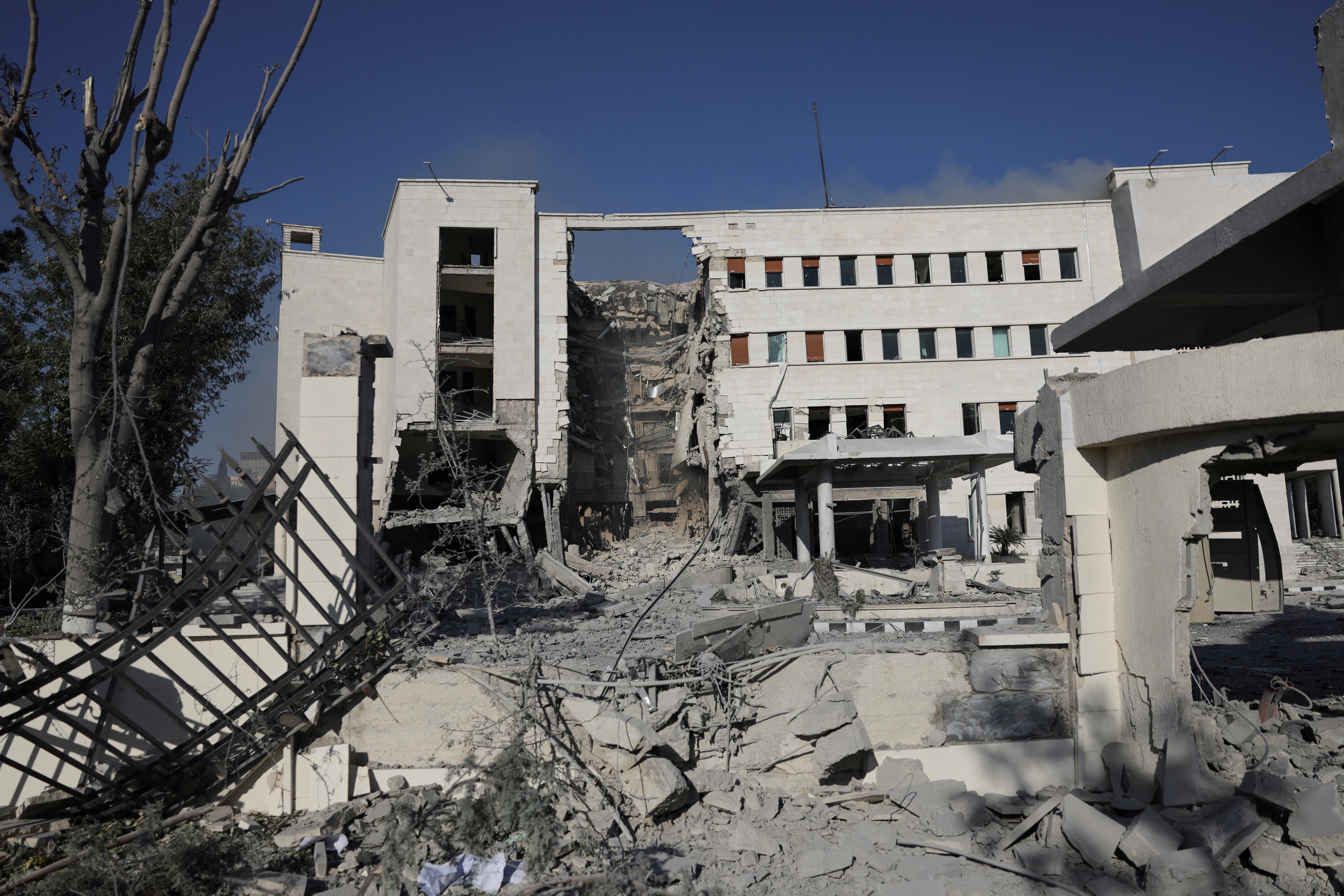 Daños causados por los ataques israelíes en Damasco este miércoles.