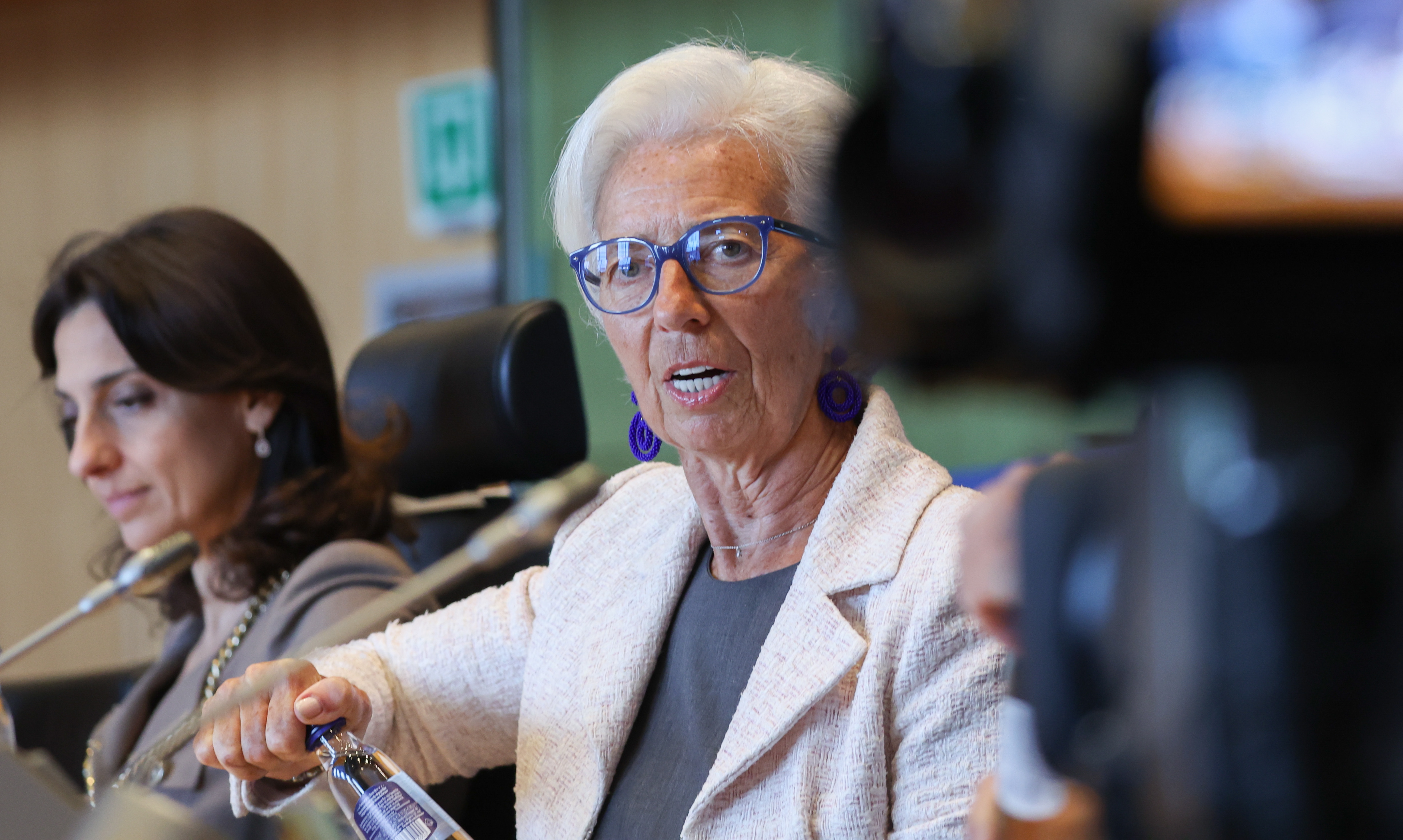 Lagarde apunta que la subida de tipos de interés empieza a afectar a la economía