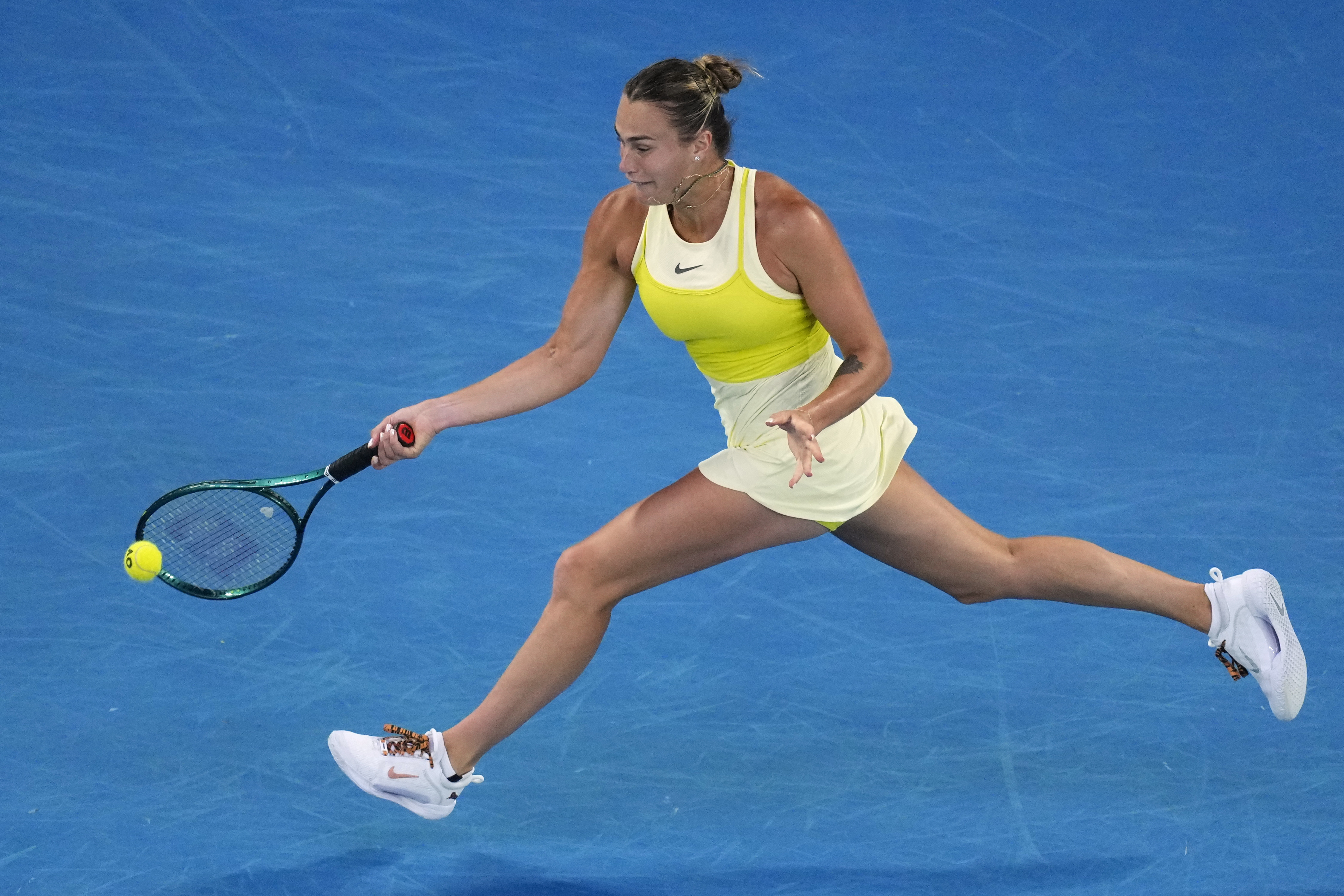 Sabalenka lanza la bola. 