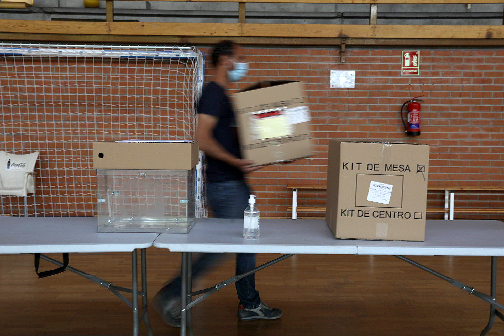 Últimos preparativos en el centro electoral en el polideportivo Dehesa de Navalcarbón de Las Rozas, este lunes.