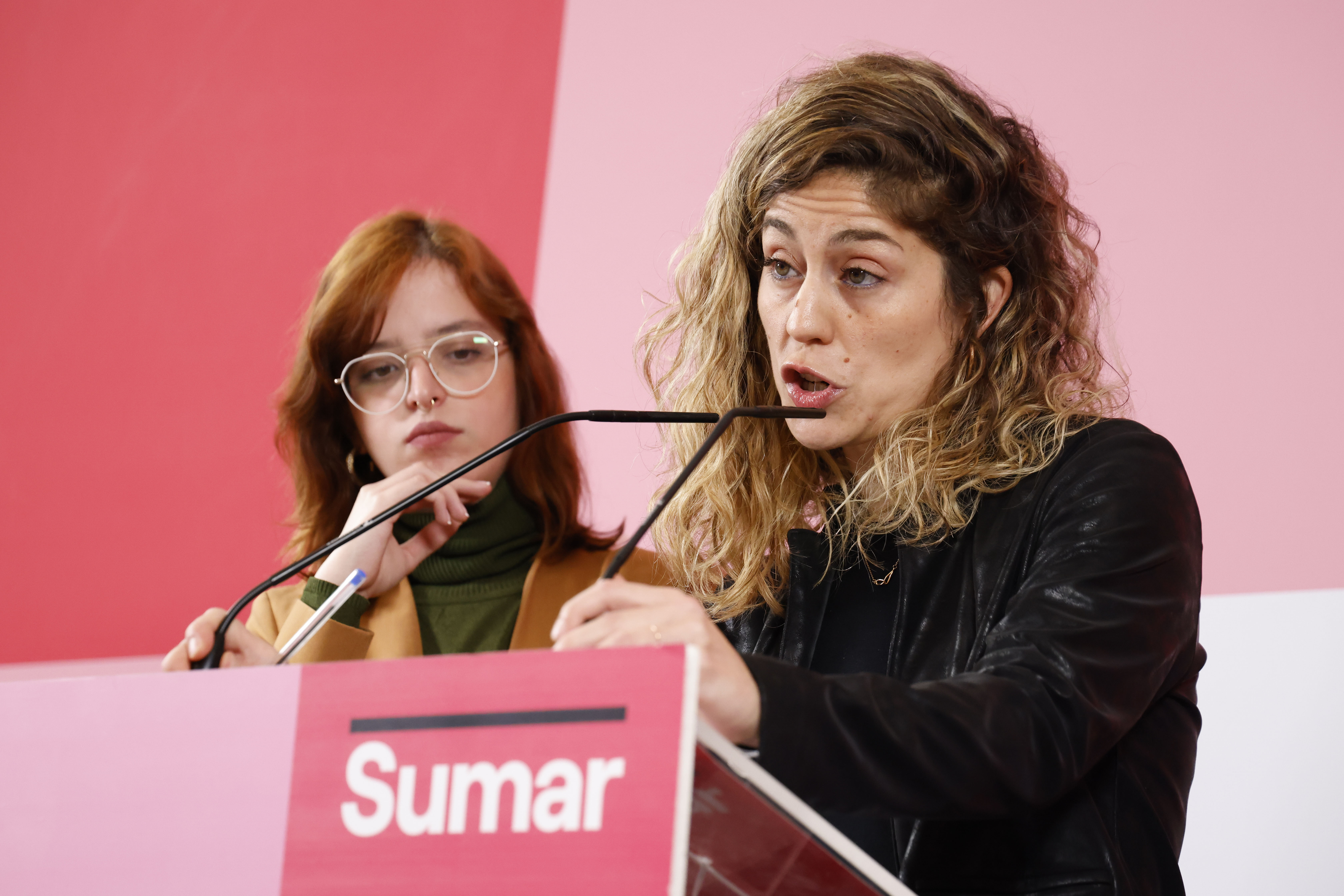 La secretaria de Comunicación de Sumar, Elizabeth Duval (izquierda), y la secretaria de Organización, Lara Hernández