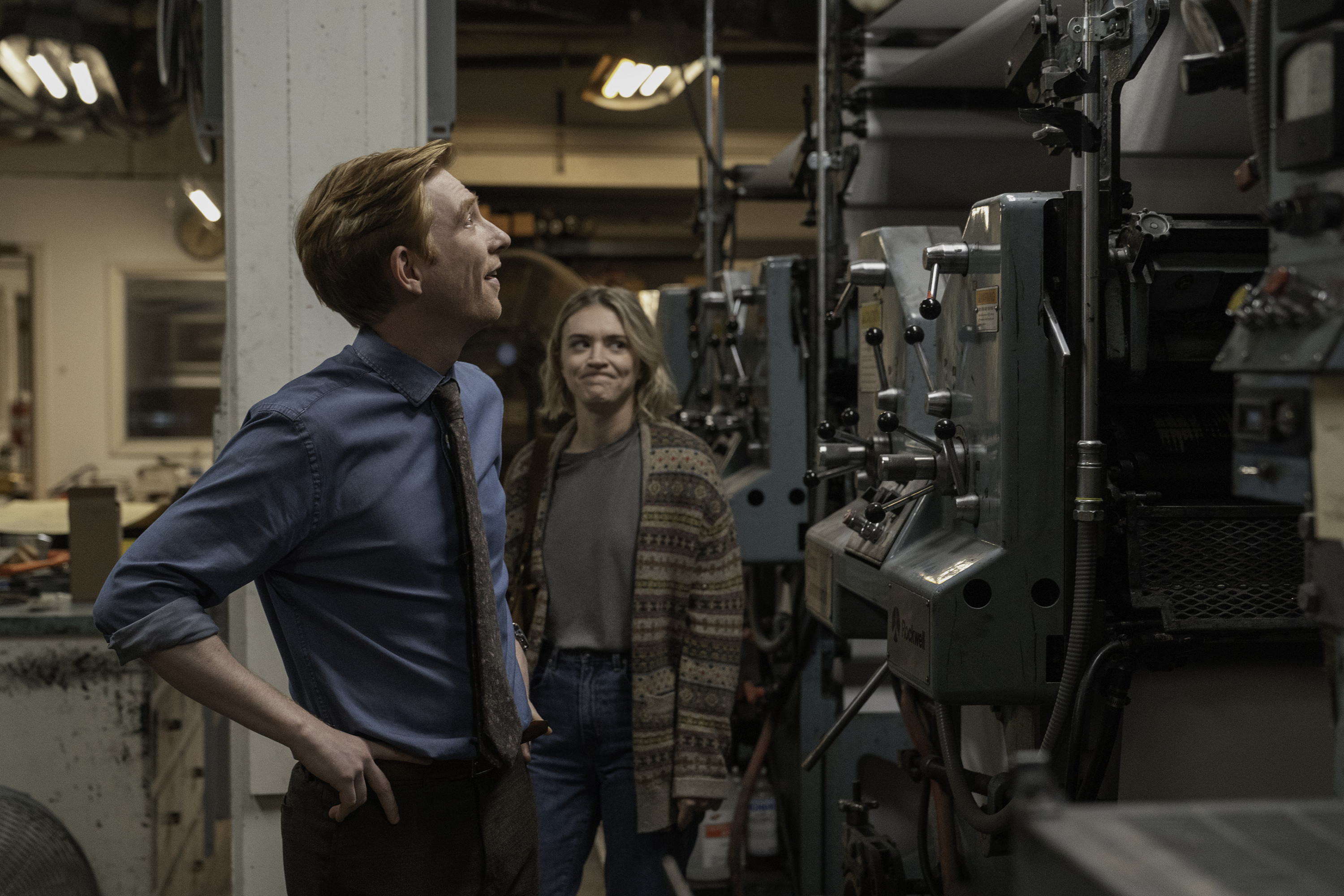 Domhnall Gleeson y Chelsea Frei, en el primer episodio de 'The Paper'.