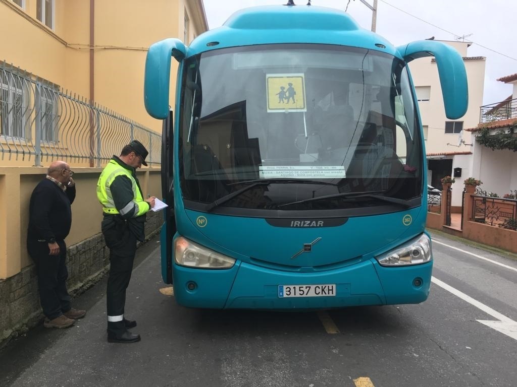 Dimite un concejal de un pueblo de León por dar positivo en alcoholemia mientras conducía un bus escolar