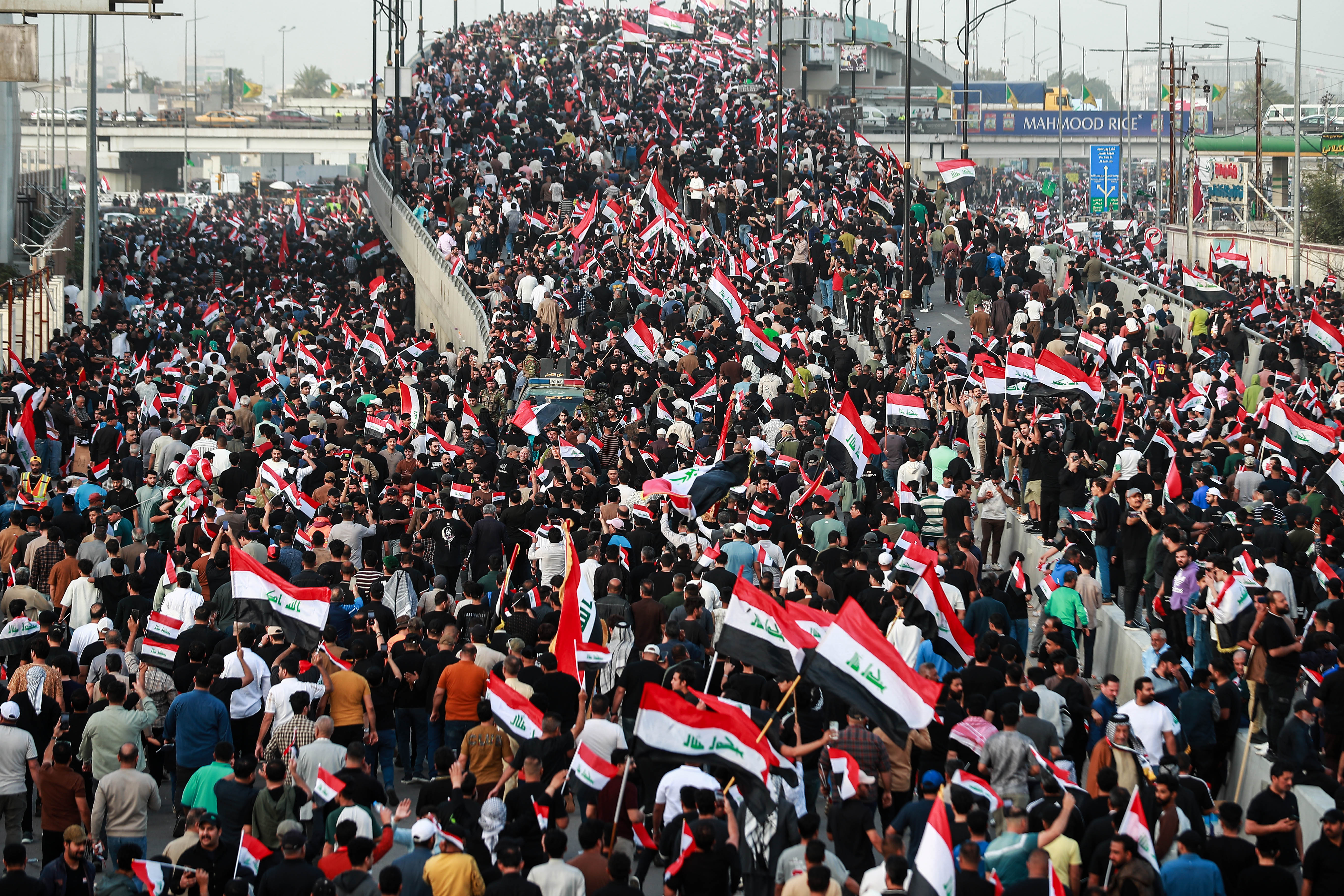 04 April 2026, Iraq, Baghdad: Thousands of supporters of Iraq's influential Shiite cleric Muqtada al-Sadr, wave Iraqi flags as they gather in Baghdad's Tahrir Square to protest against the US and Israeli attacks on Iran, Lebanon and Iraq. Photo: Ameer Al-Mohammedawi/dpa
04/04/2026 ONLY FOR USE IN SPAIN