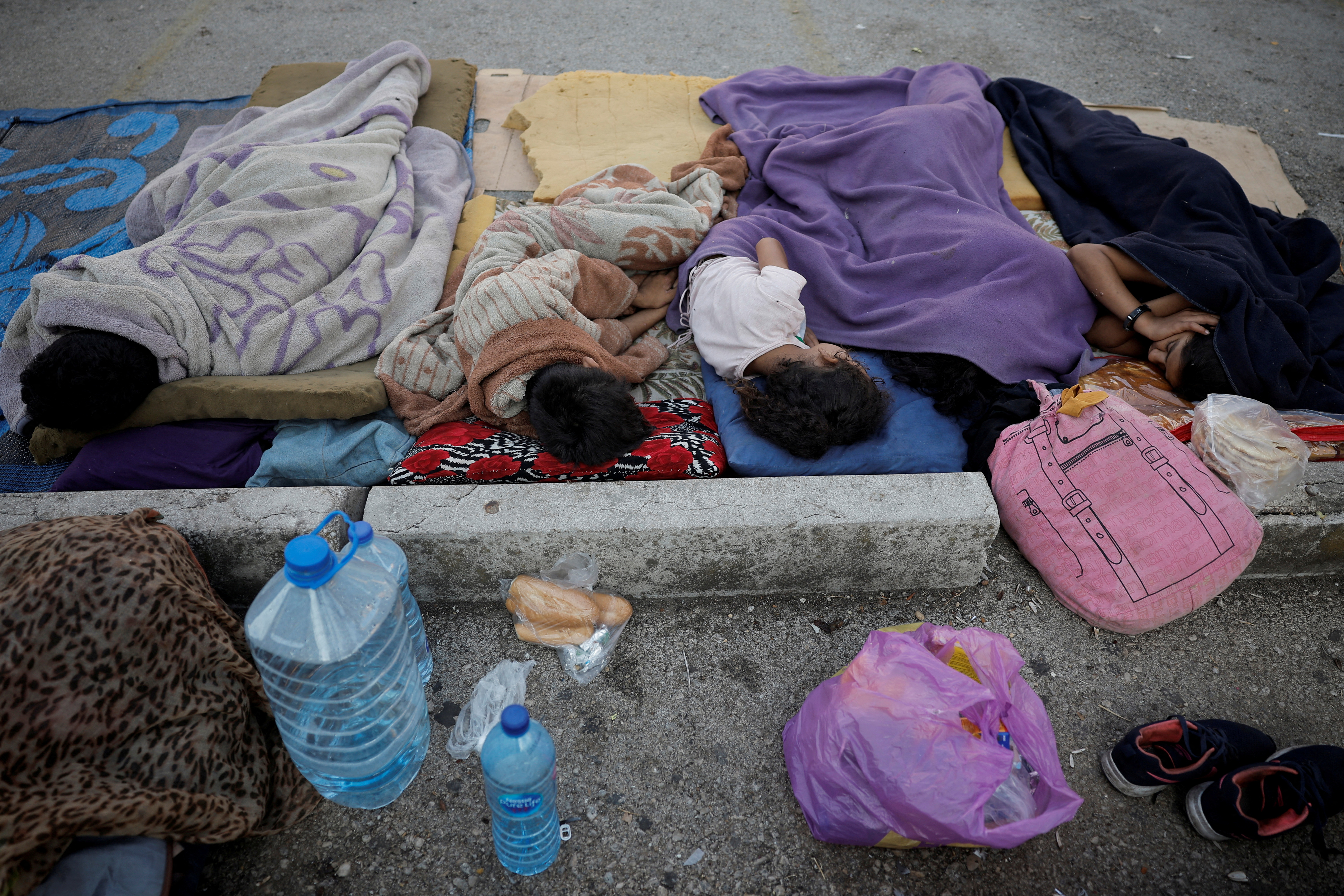 Niños desplazados duermen en un parking en el centro de Beirut, este 8 de octubre de 2024.