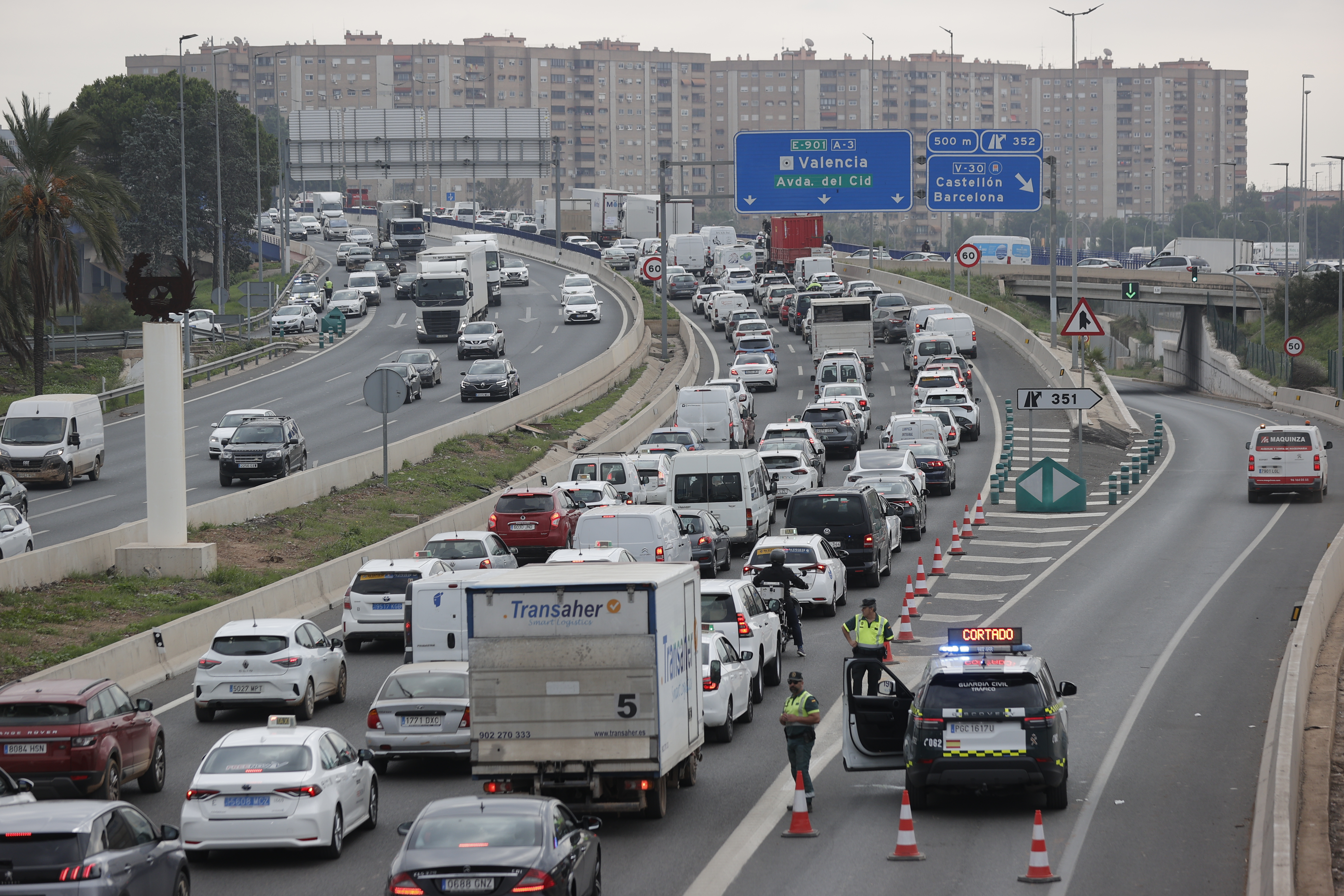 Atascos en la entrada de Valencia en la A-3, este miércoles.