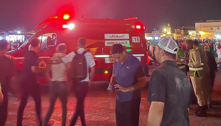 Uma ambulância, no local da praça Yemaa el Fna onde Sebastián Martínez e Madjiguene Mbow cuidavam das vítimas do terremoto na madrugada de sexta para sábado.