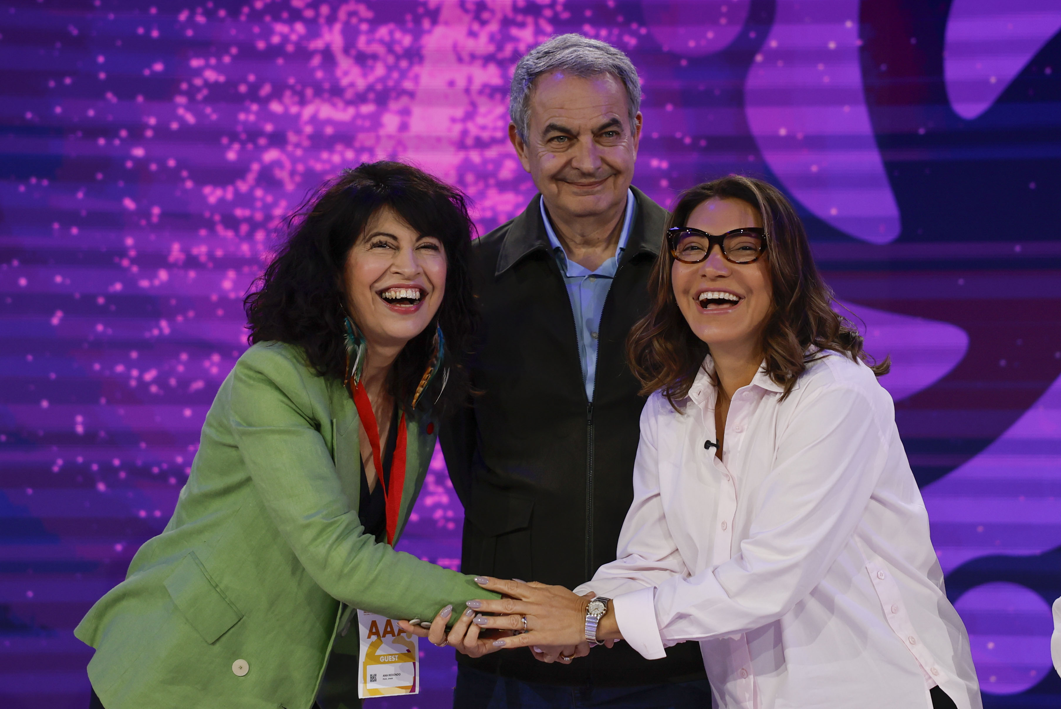 L'HOSPITALET DE LLOBREGAT (BARCELONA), 17/04/2026.- El expresidente del Gobierno José Luis Rodríguez Zapatero (c), la primera dama de Brasil, Janja Lula da Silva (d), y la ministra de Igualdad, Ana Redondo (i), participan en la Global Progressive Mobilisation, un foro de debate que arranca este viernes y culminará el sábado con una sesión plenaria, este viernes en L'Hospitalet de Llobregat (Barcelona). EFE/ Alberto Estévez
