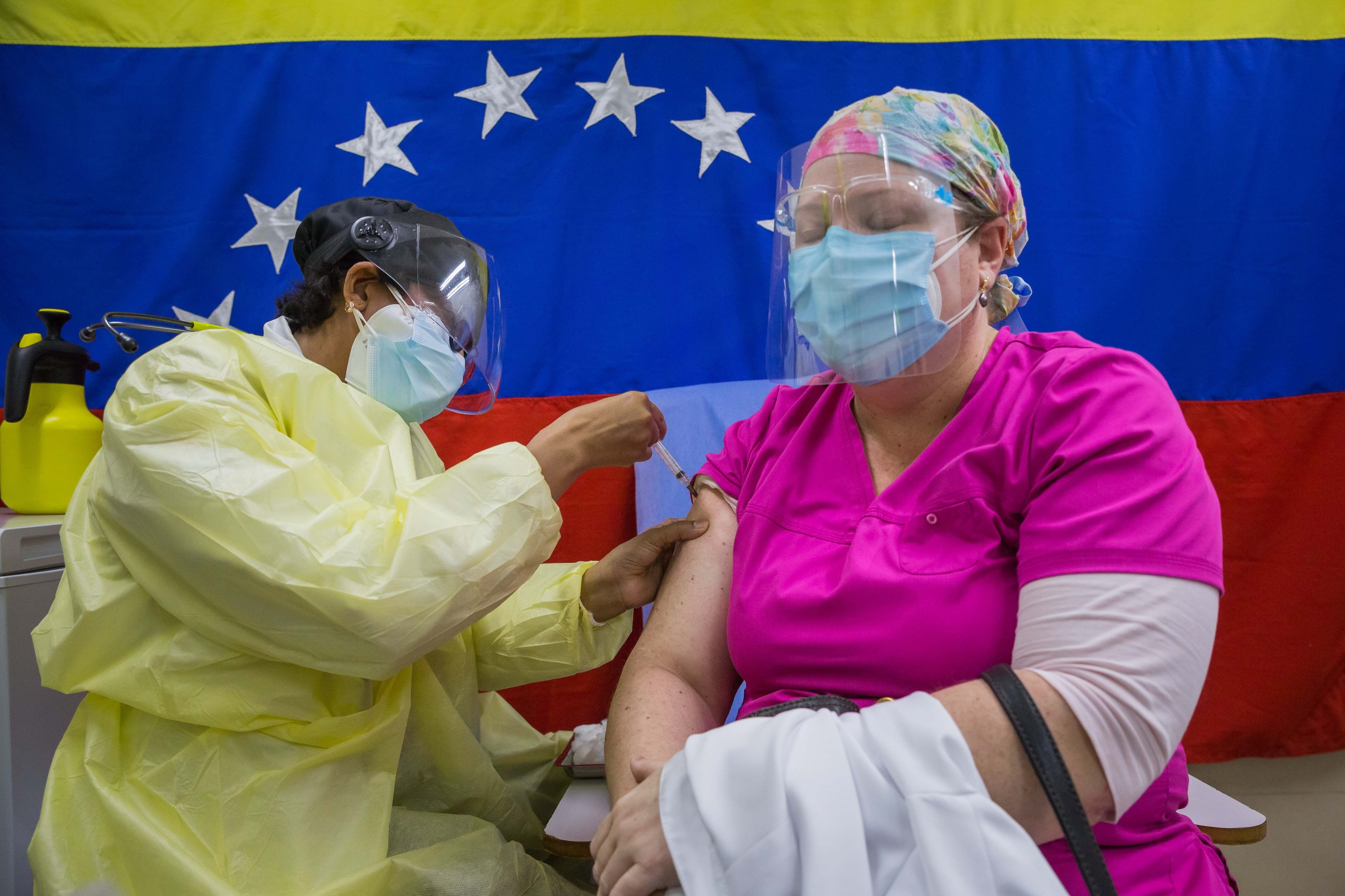 Conflito político emperra vacinação contra covid-19 na Venezuela